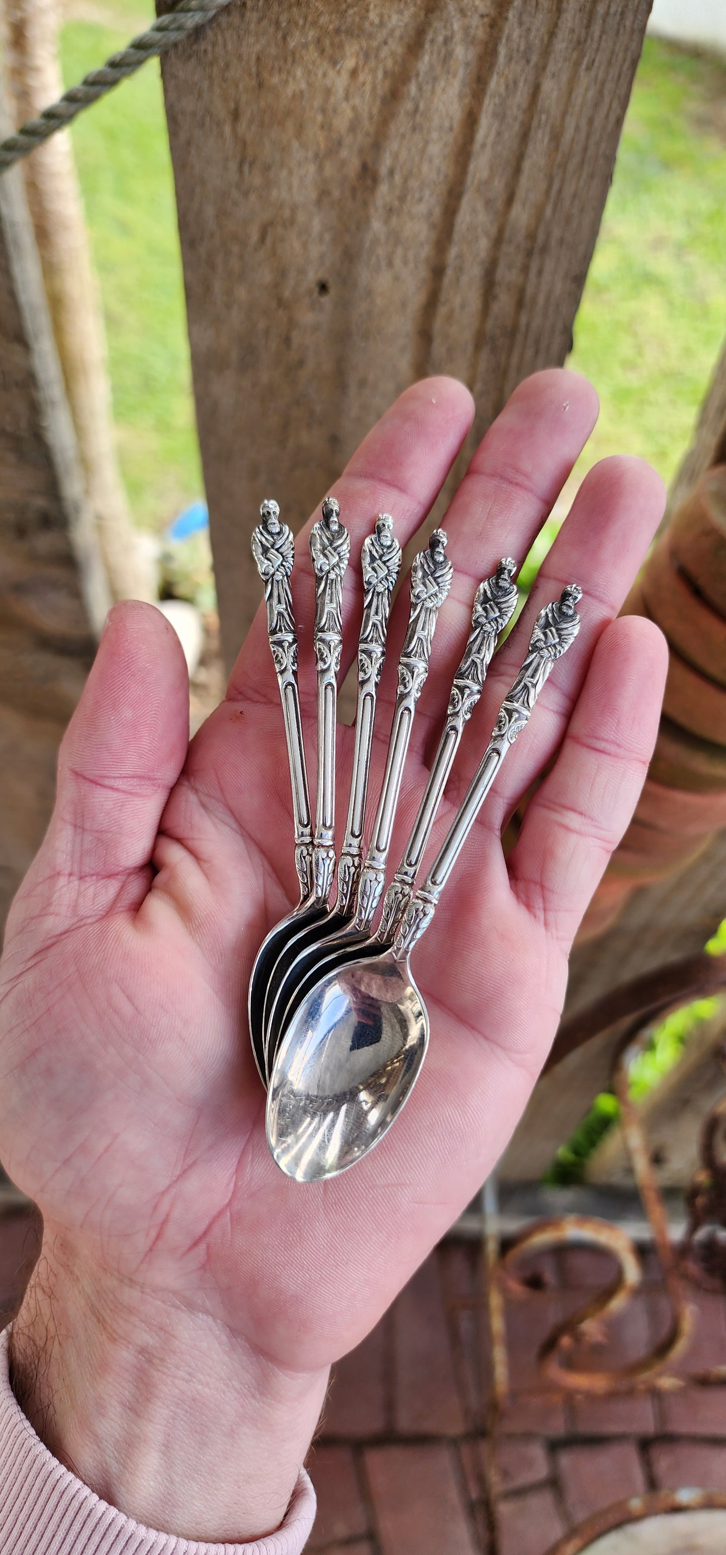 Most beautiful lot of 6 Antique Hallmarked Silver Apsotle teaspoons.
Made by the very well known firm - Thomas Bradbury & Sons in Sheffield circa 1919 and Hallmarled accordingly.