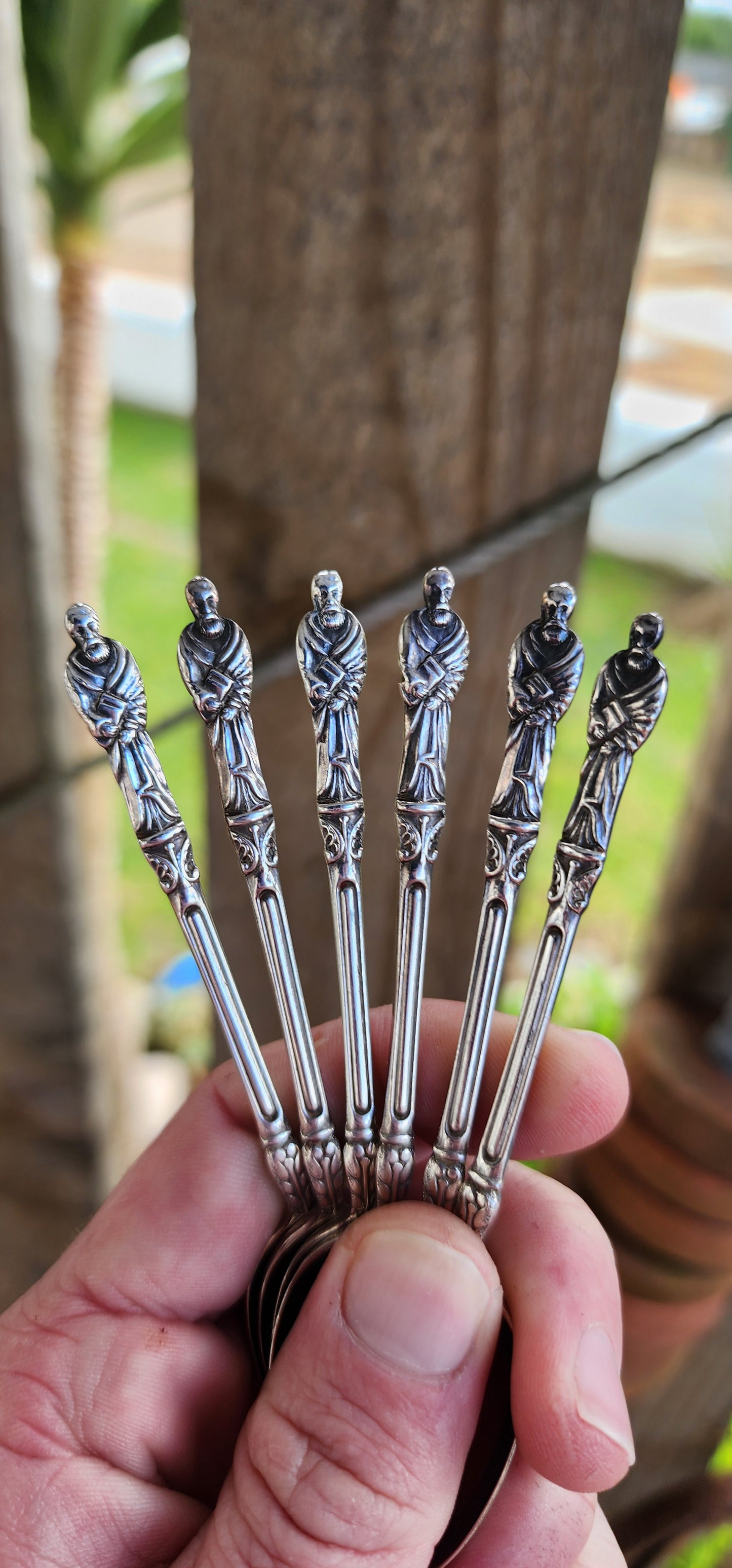 Most beautiful lot of 6 Antique Hallmarked Silver Apsotle teaspoons.
Made by the very well known firm - Thomas Bradbury & Sons in Sheffield circa 1919 and Hallmarled accordingly.