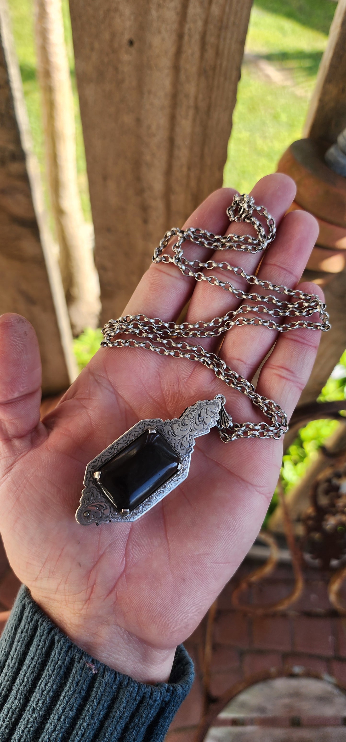 Wonderful and sought after German Art Deco era 1920/30's Sterling Silver and Tortoiseshell Lorgnette "folding spectacles" pendant.
The Lorgentte pendant ornately hand engraved on both sides and prong set with a Rectangular shaped Toirtoiseshell Cabochon.