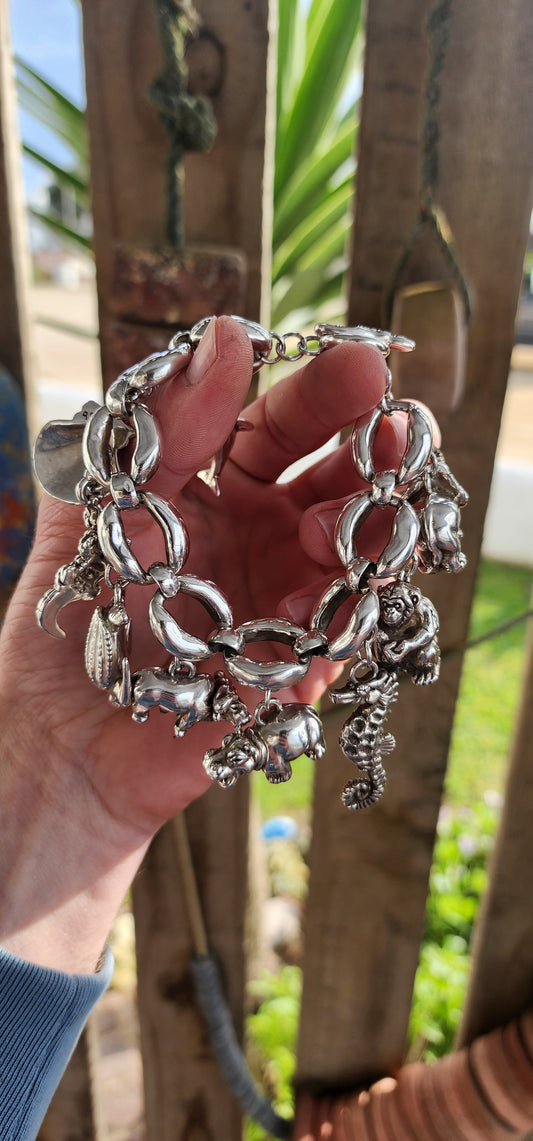 Absolutely incredible, huge and chunky Vintage Designer hollow Sterling Silver charm bracelet with 9x lovely and large sized charms including a Elephant, Monkey, Seahorse,Hippo,Buffalo,Sea Turtle,Alligator,Shell and Dolphin.