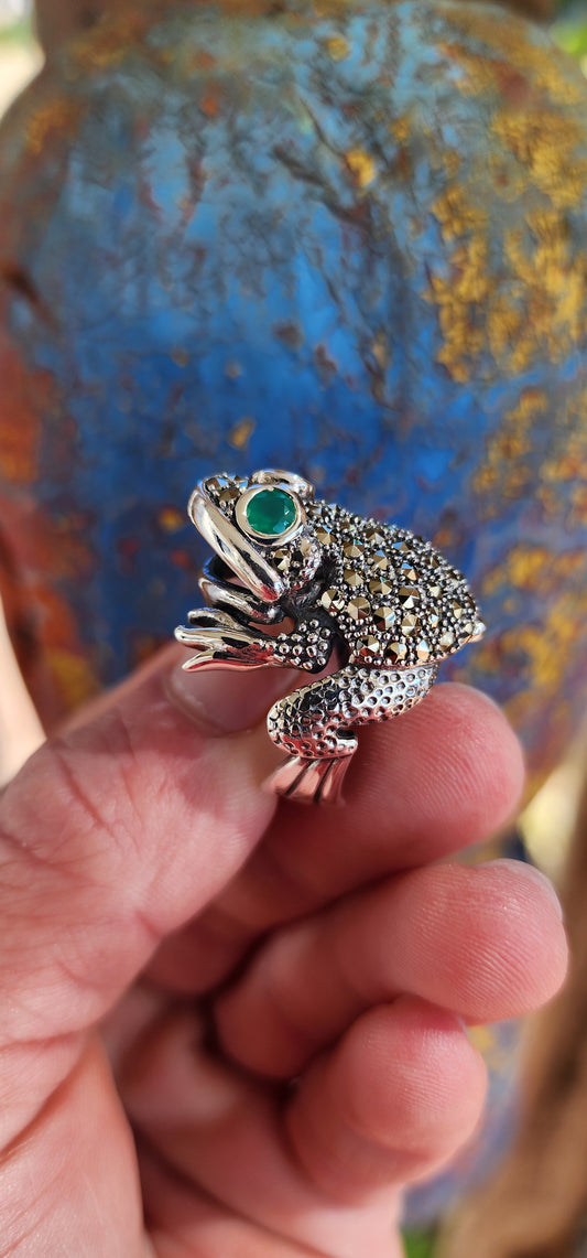 HE WILL TURN INTO A PRINCE ....IF YOU KISS HIM
This chunky Sterling Silver Novelty Frog Ring is a beautiful and playful piece of jewellery that is perfect for those who appreciate unique and whimsical designs.