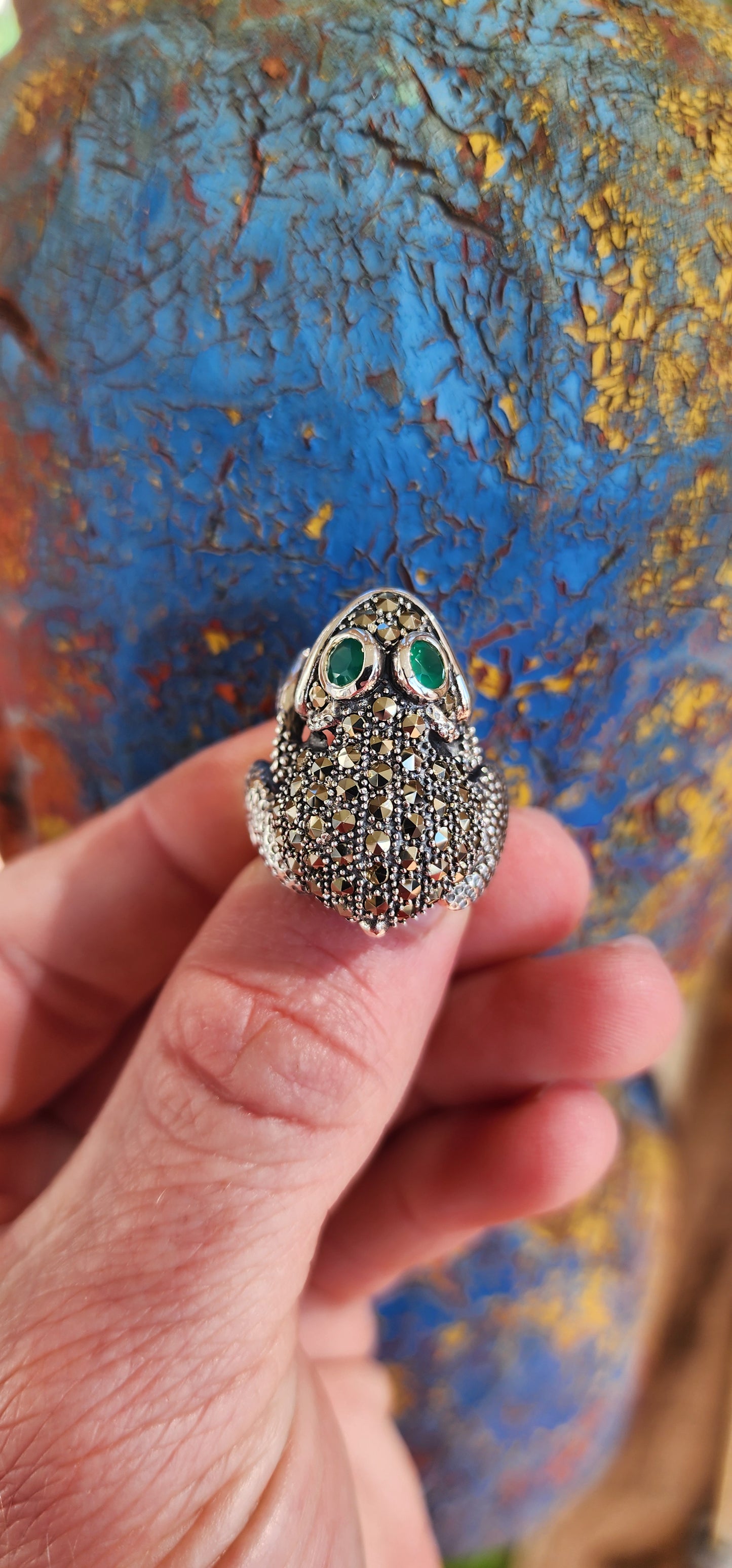 HE WILL TURN INTO A PRINCE ....IF YOU KISS HIM
This chunky Sterling Silver Novelty Frog Ring is a beautiful and playful piece of jewellery that is perfect for those who appreciate unique and whimsical designs.