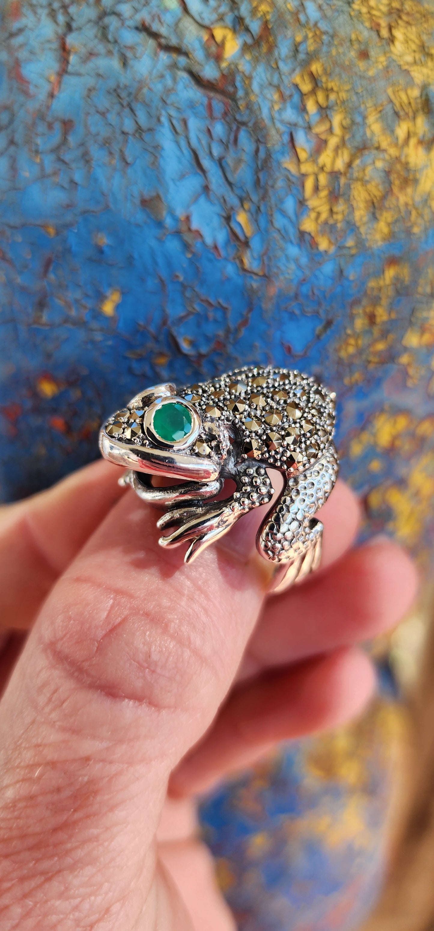 HE WILL TURN INTO A PRINCE ....IF YOU KISS HIM
This chunky Sterling Silver Novelty Frog Ring is a beautiful and playful piece of jewellery that is perfect for those who appreciate unique and whimsical designs.