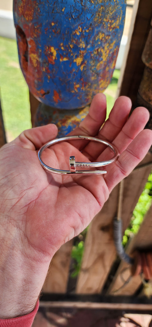 Fabulous Solid Sterling Silver nail clip-bangle.
This stunning nail bangle is truly mesmerizing.Perfectly unisex and ready to highlight any hand wearing it.