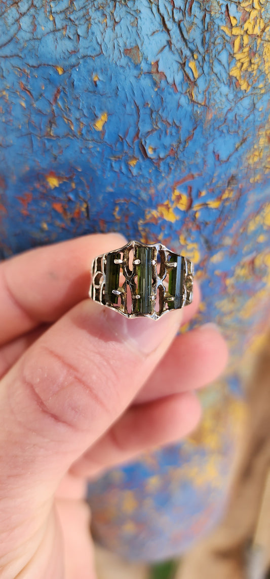 Remarkable Vintage Italian Designer 800 Silver and rough Olive/Green Tourmaline specimens ring designed in a Brutalist/Modernist aesthetic.