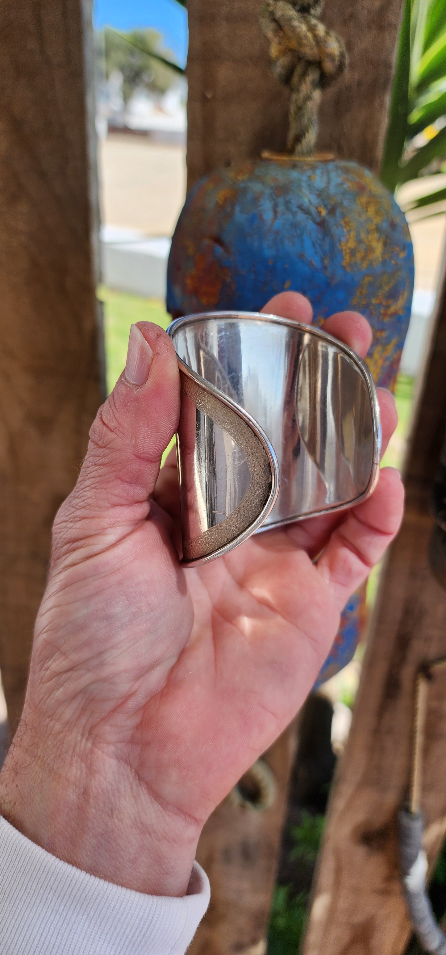 Marvelous and chunky Vintage Bone cuff bangle.
Crafted from high-quality 999 Fine Silver, the designer-inspired Bone Cuff is big, bold, stylish, and simply perfect for an impact-making appearance.Classical smooth design with a textured border.