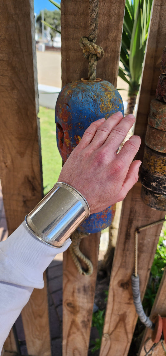 Marvelous and chunky Vintage Bone cuff bangle.
Crafted from high-quality 999 Fine Silver, the designer-inspired Bone Cuff is big, bold, stylish, and simply perfect for an impact-making appearance.Classical smooth design with a textured border.