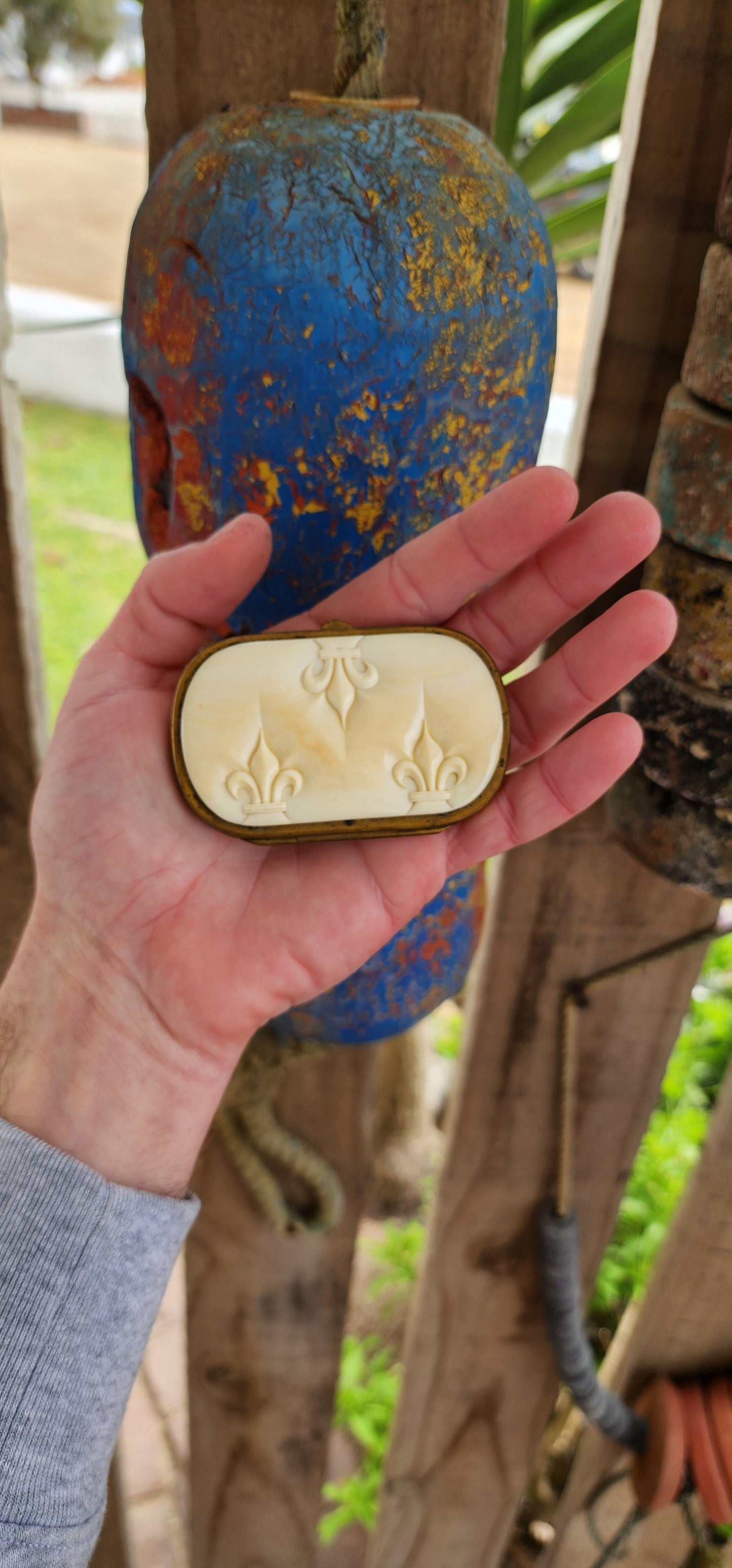 Antique French carved pre-ban Ivory and Brass coin purse from the Victorian era,late 19th Century.The Brass frame holds an accordion-style divided interior, adorned with Fleur de lis carvings on pre-ban Ivory panels.