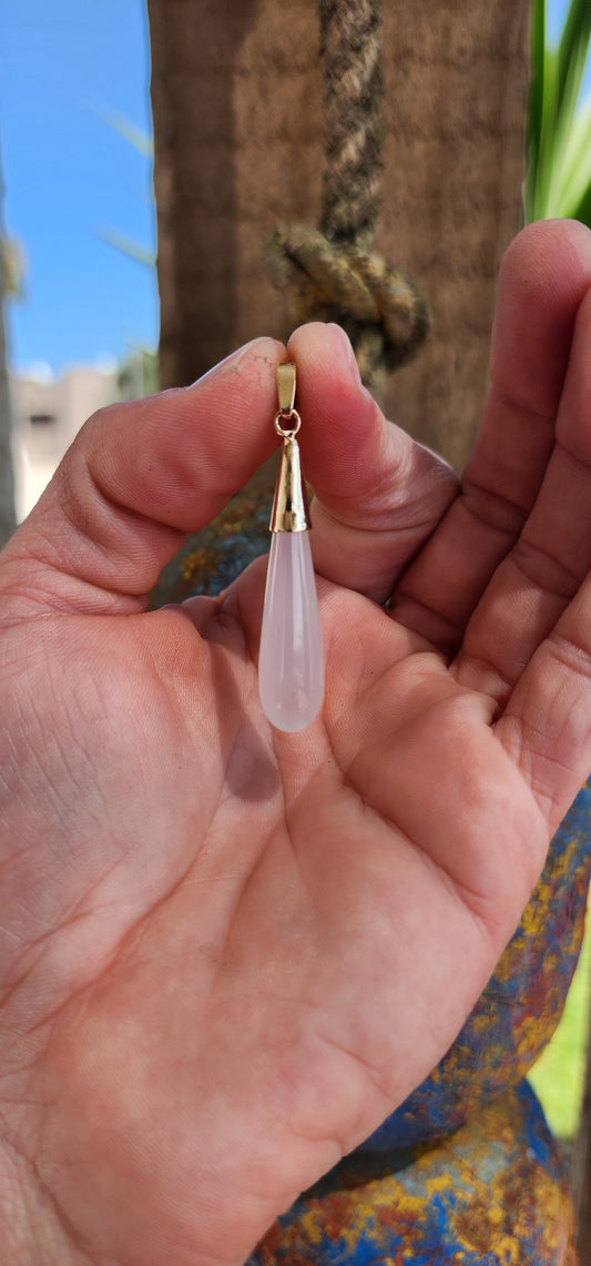 Beautiful and elegant Vintage 9ct Yellow Gold and Chalcedony Teardrop pendant.