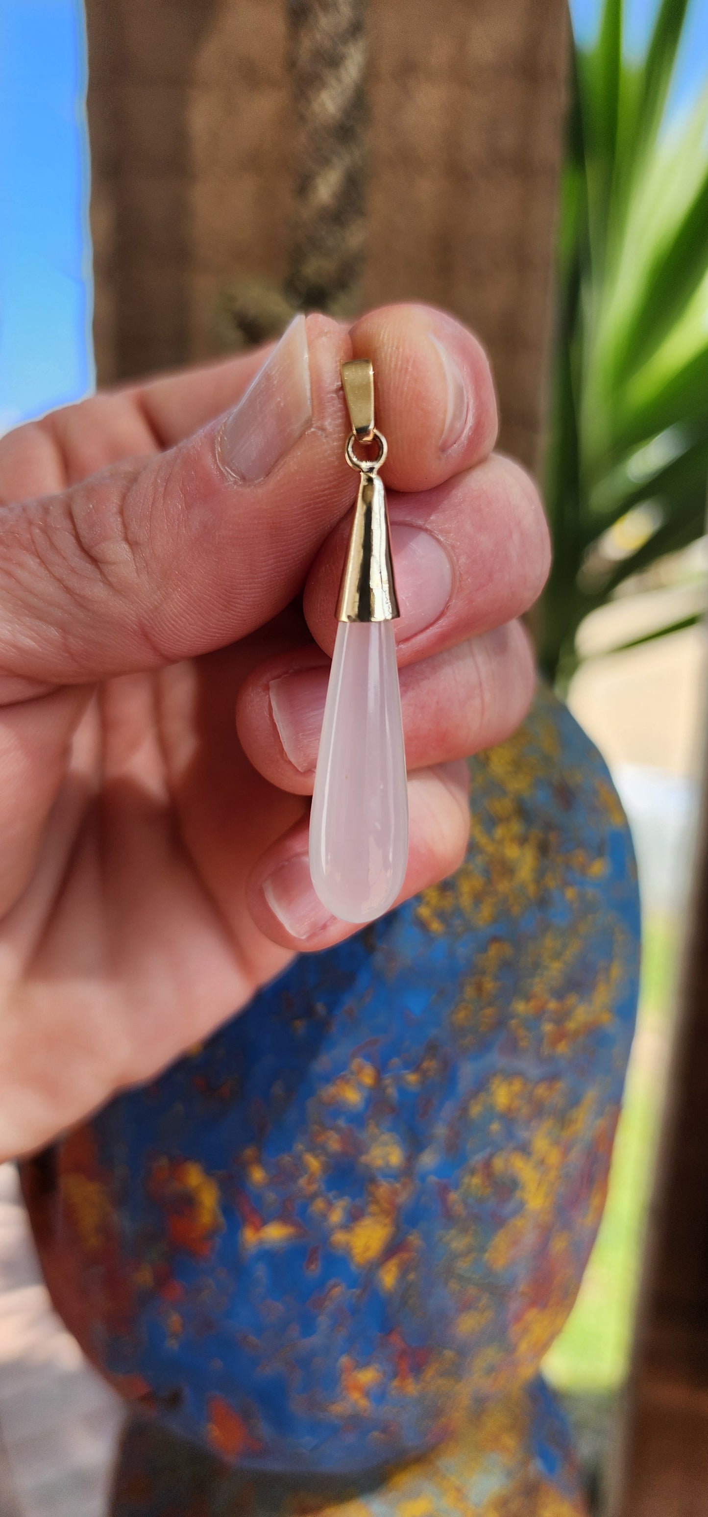 Beautiful and elegant Vintage 9ct Yellow Gold and Chalcedony Teardrop pendant.