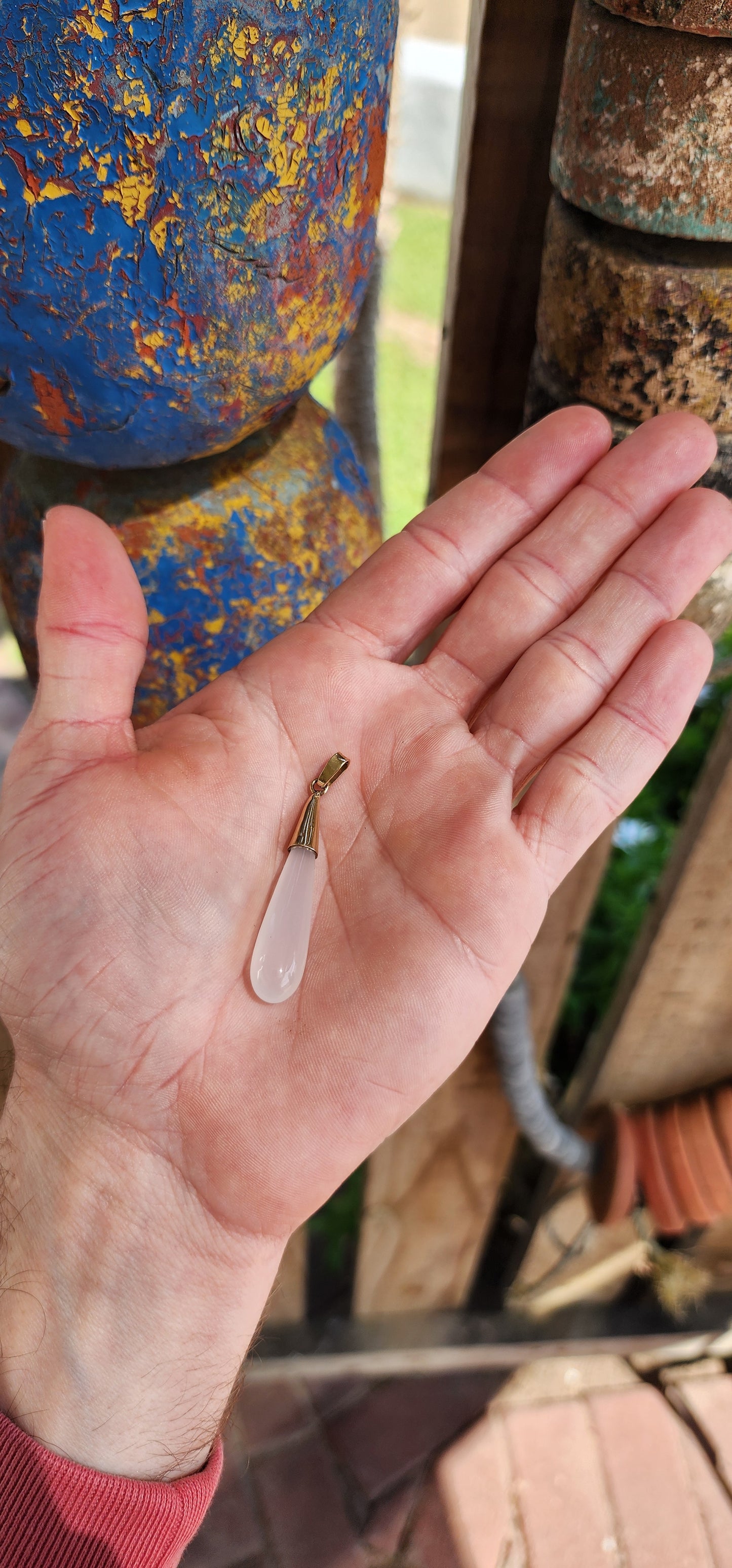 Beautiful and elegant Vintage 9ct Yellow Gold and Chalcedony Teardrop pendant.