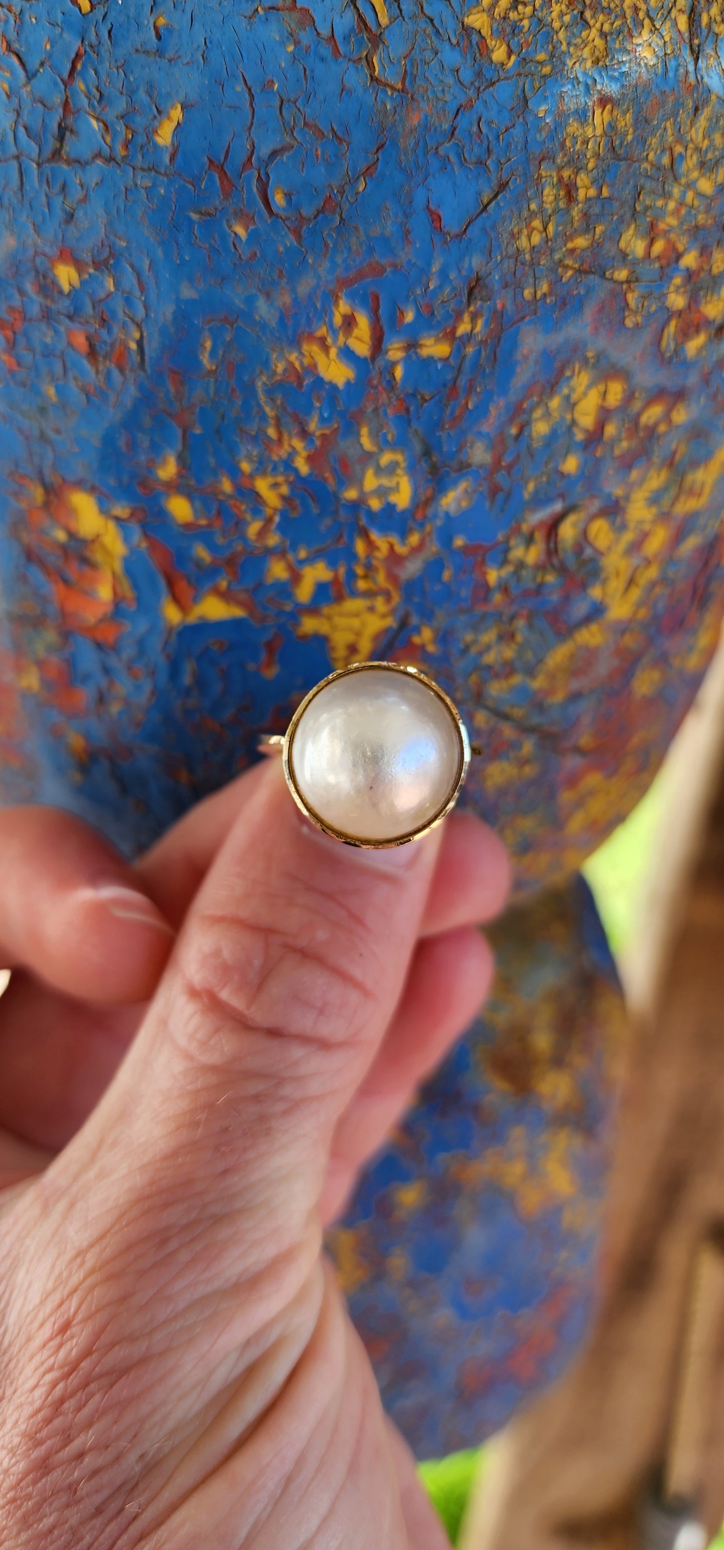 Stunning Vintage ring crafted in 9ct yellow gold, featuring a bezel tube setting that holds a large Mabe Pearl.