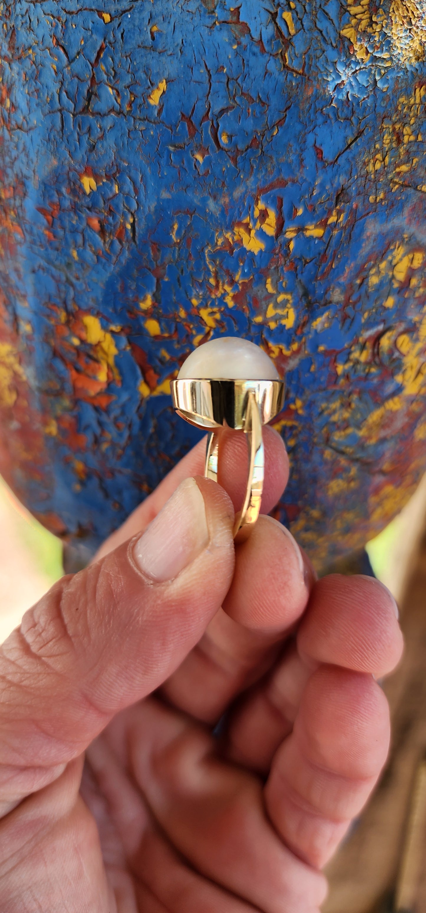 Stunning Vintage ring crafted in 9ct yellow gold, featuring a bezel tube setting that holds a large Mabe Pearl.