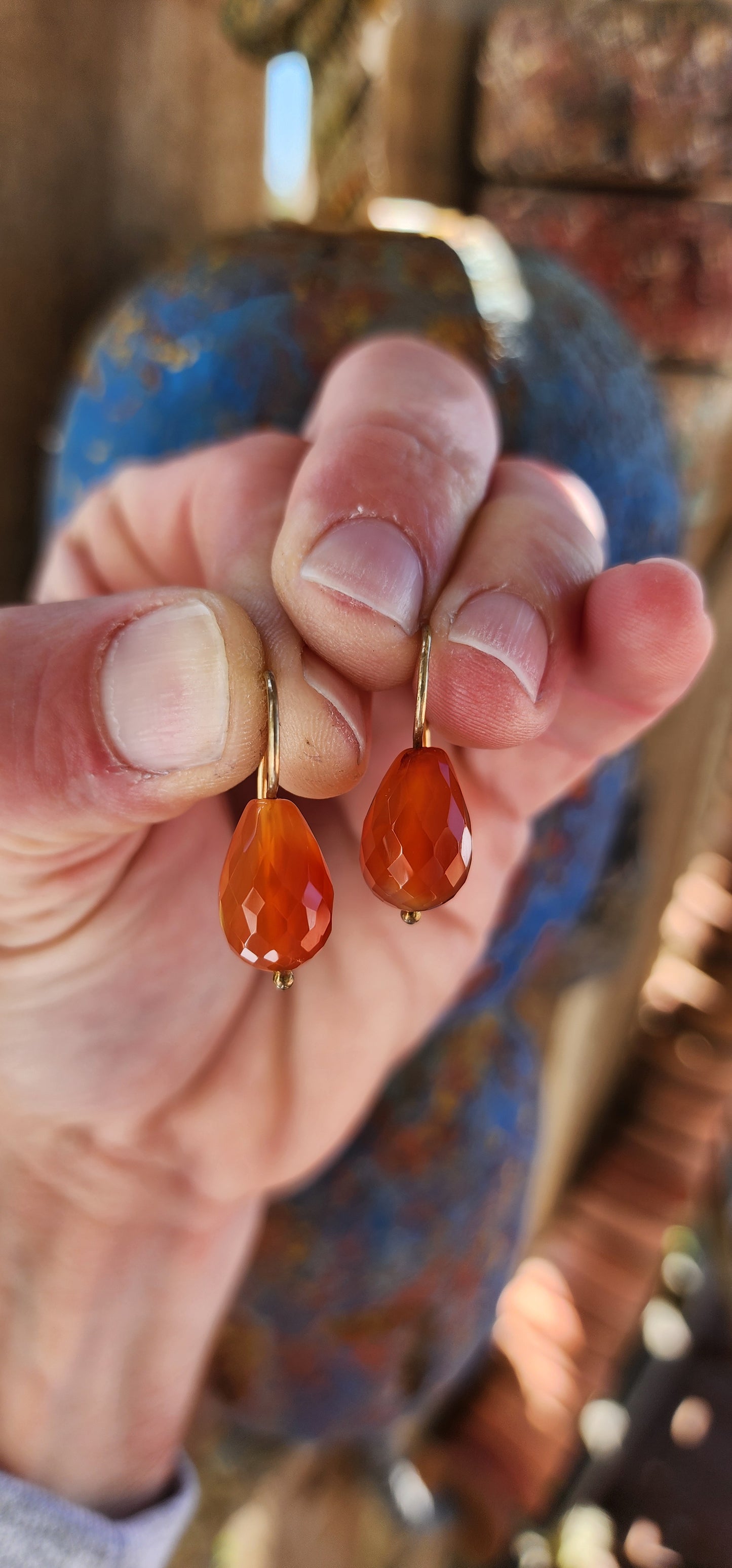 These exquisite drop earrings capture the essence of understated sophistication, crafted with a blend of artistry and natural allure.