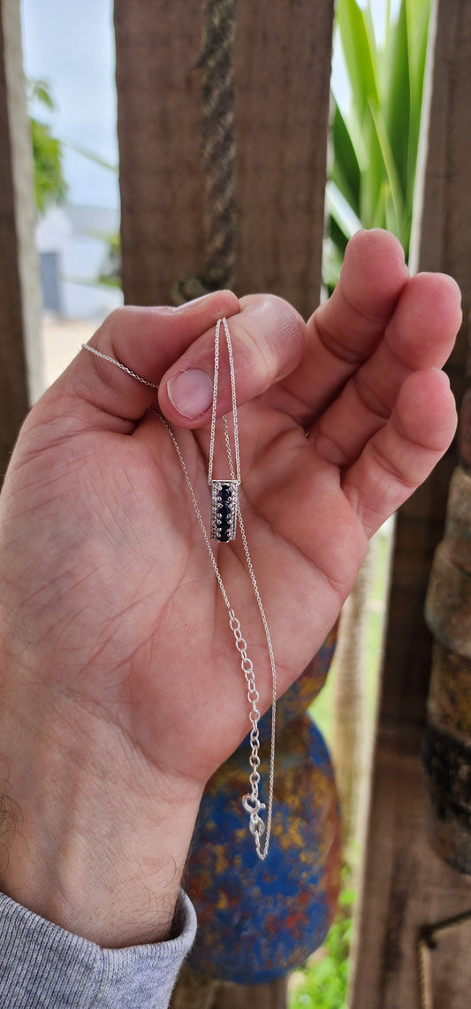 What a striking piece! This sterling silver rectangular pendant radiates an air of minimalist sophistication while packing plenty of sparkle.