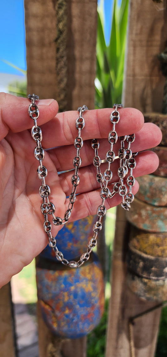 This vintage extra length sterling silver puffed mariner link necklace is a standout example of classic design and craftsmanship, combining elegance with durability.