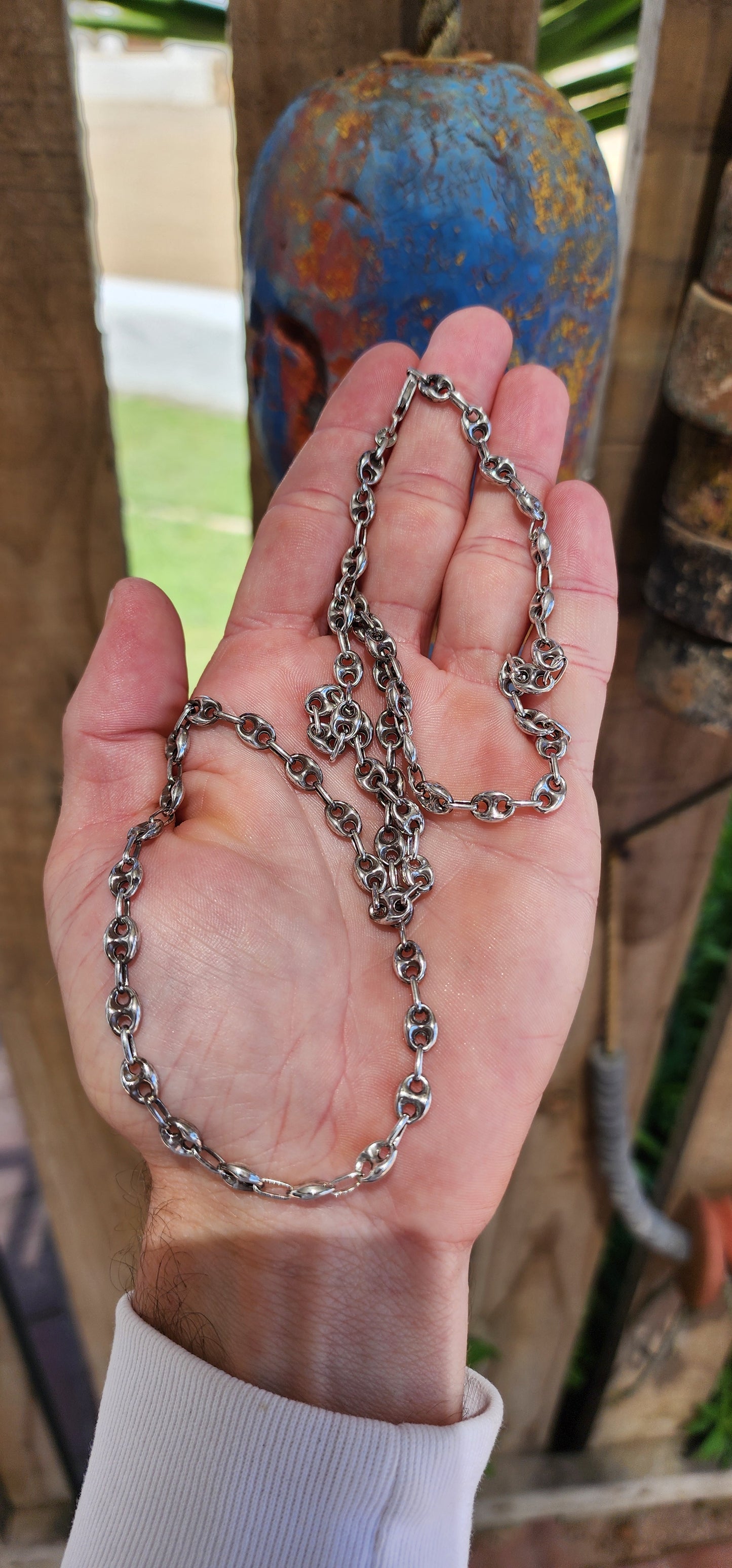 This vintage extra length sterling silver puffed mariner link necklace is a standout example of classic design and craftsmanship, combining elegance with durability.