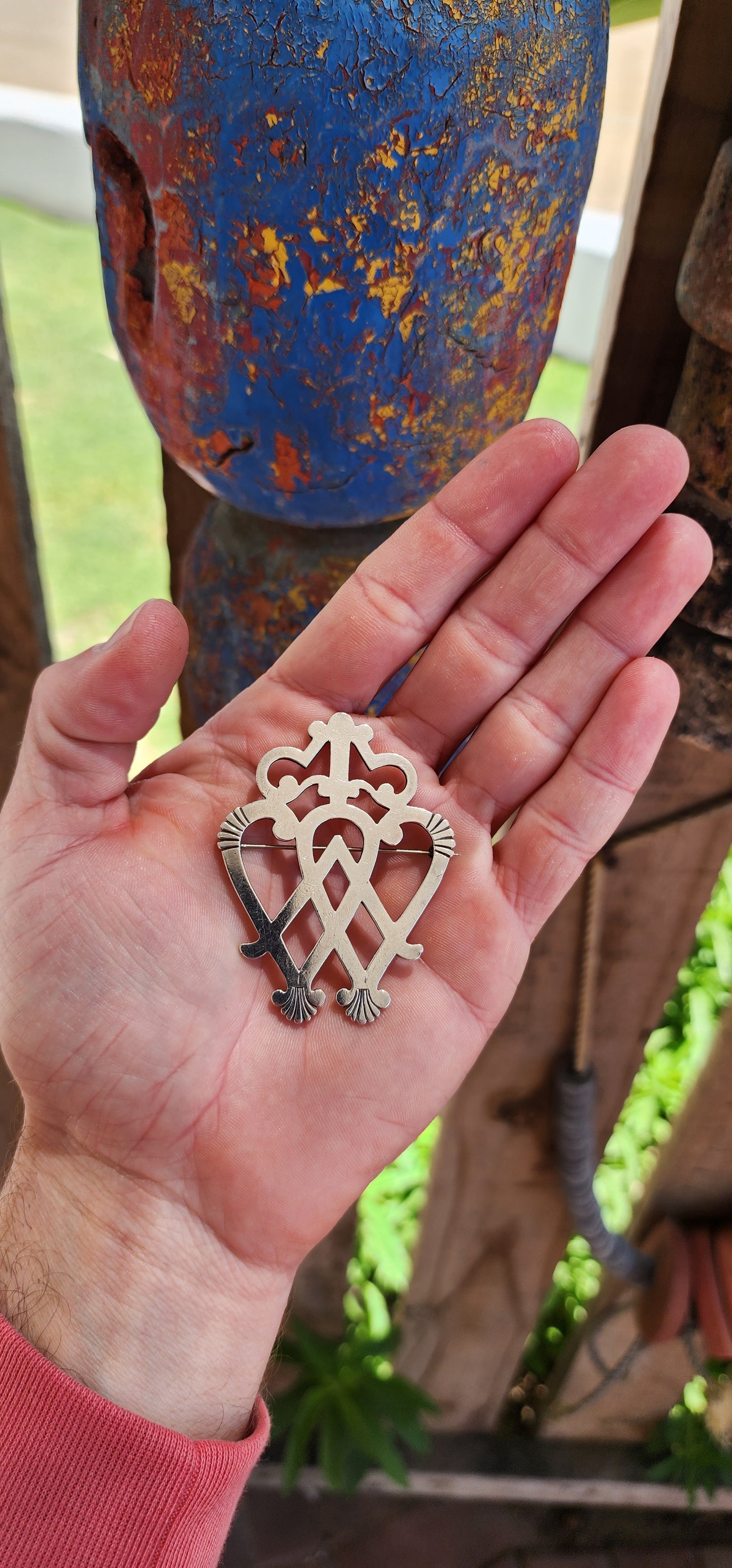 Marvelous and large sized antique Victorian Scottish Luckenbooth brooch.The large sterling silver brooch features the classic design of two interlocking hearts topped with a crown, a symbol rich in romantic and cultural significance.