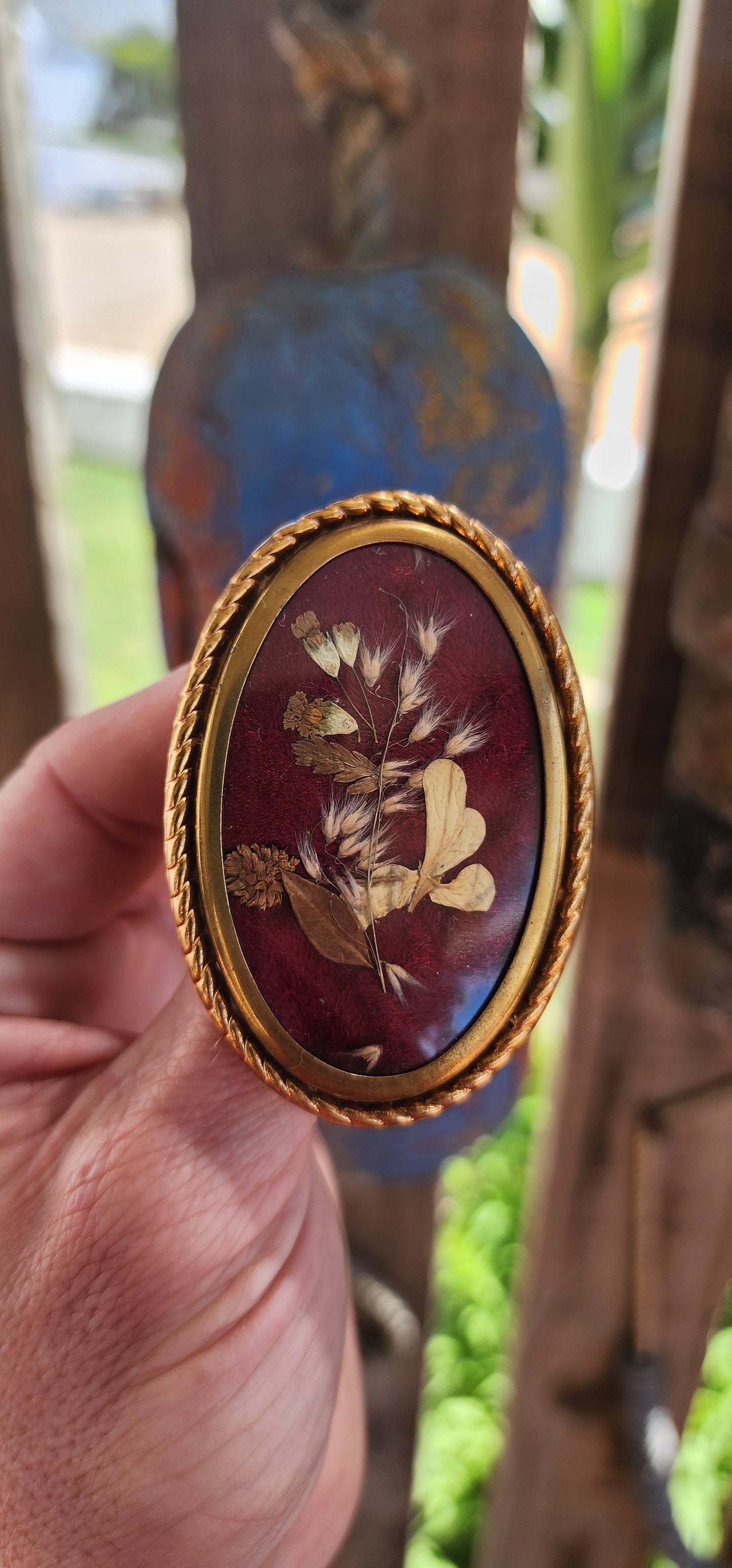 This brooch is like a miniature time capsule, straight out of a romantic Victorian daydream!