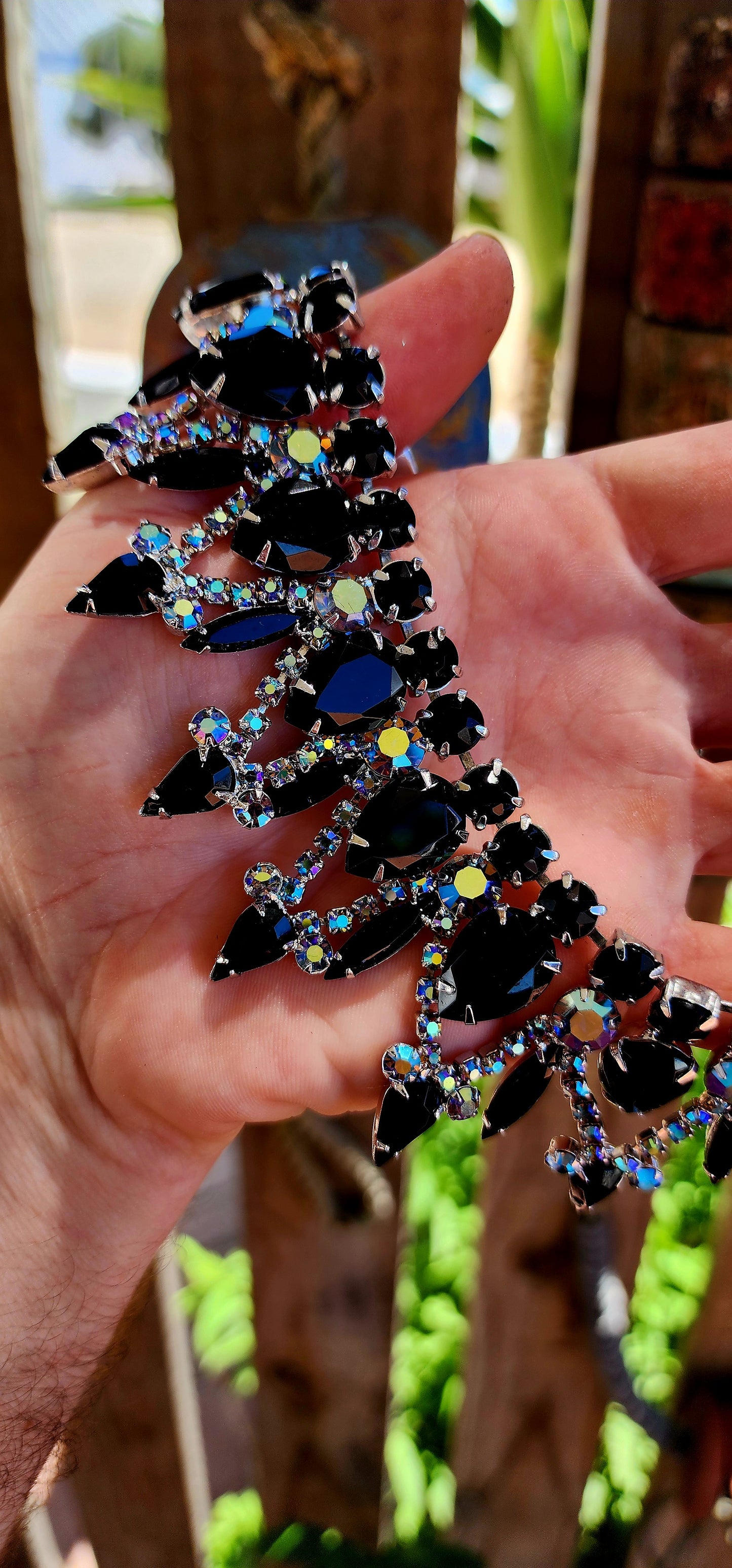 A truly exceptional and highly sought-after vintage treasure, this magnificent 1960s Juliana (DeLizza & Elster) bib necklace embodies bold mid-century glamour at its finest.