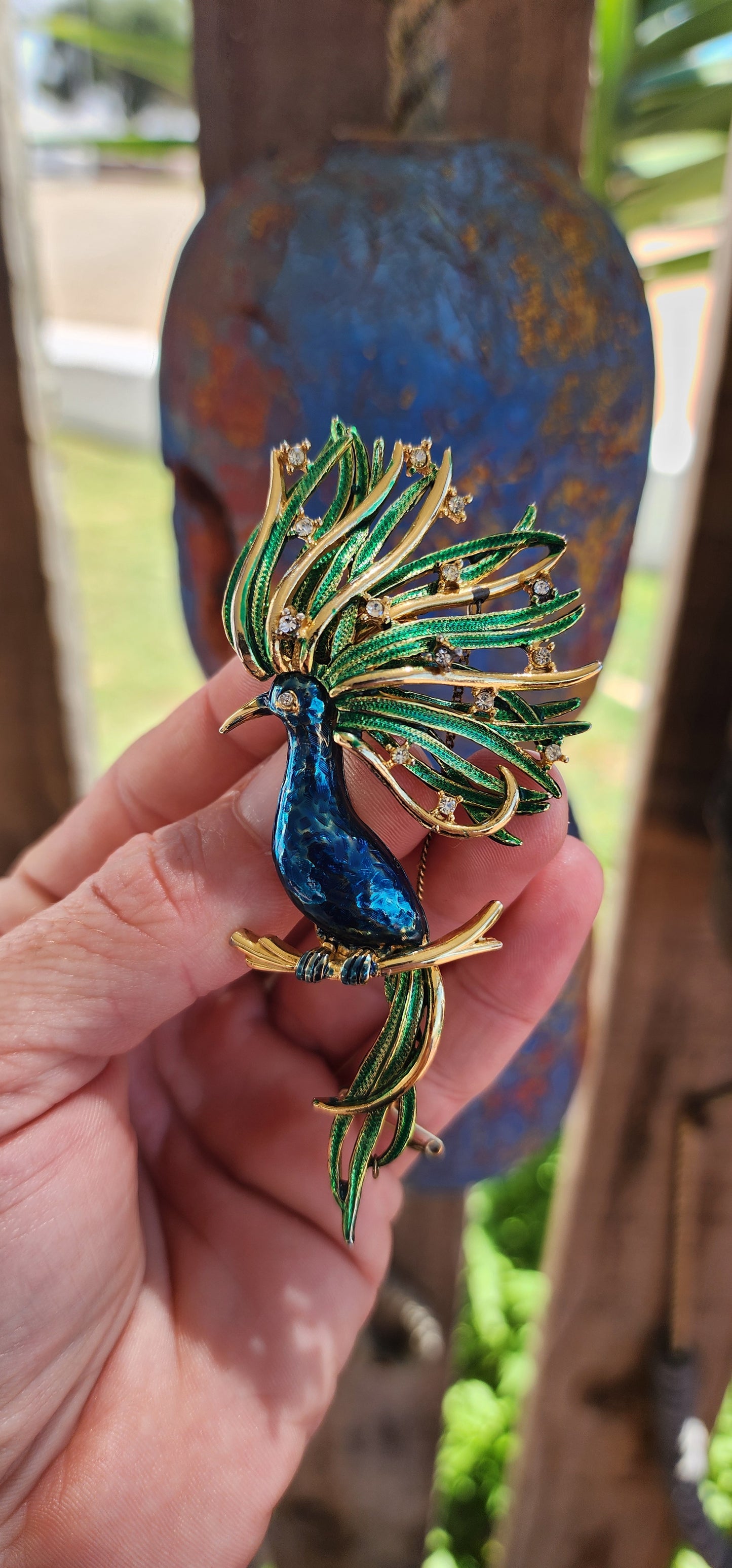 This oversized vintage brooch is an exquisite example of high-quality costume jewelry, skillfully designed to embody the elegance of an exotic bird of paradise.