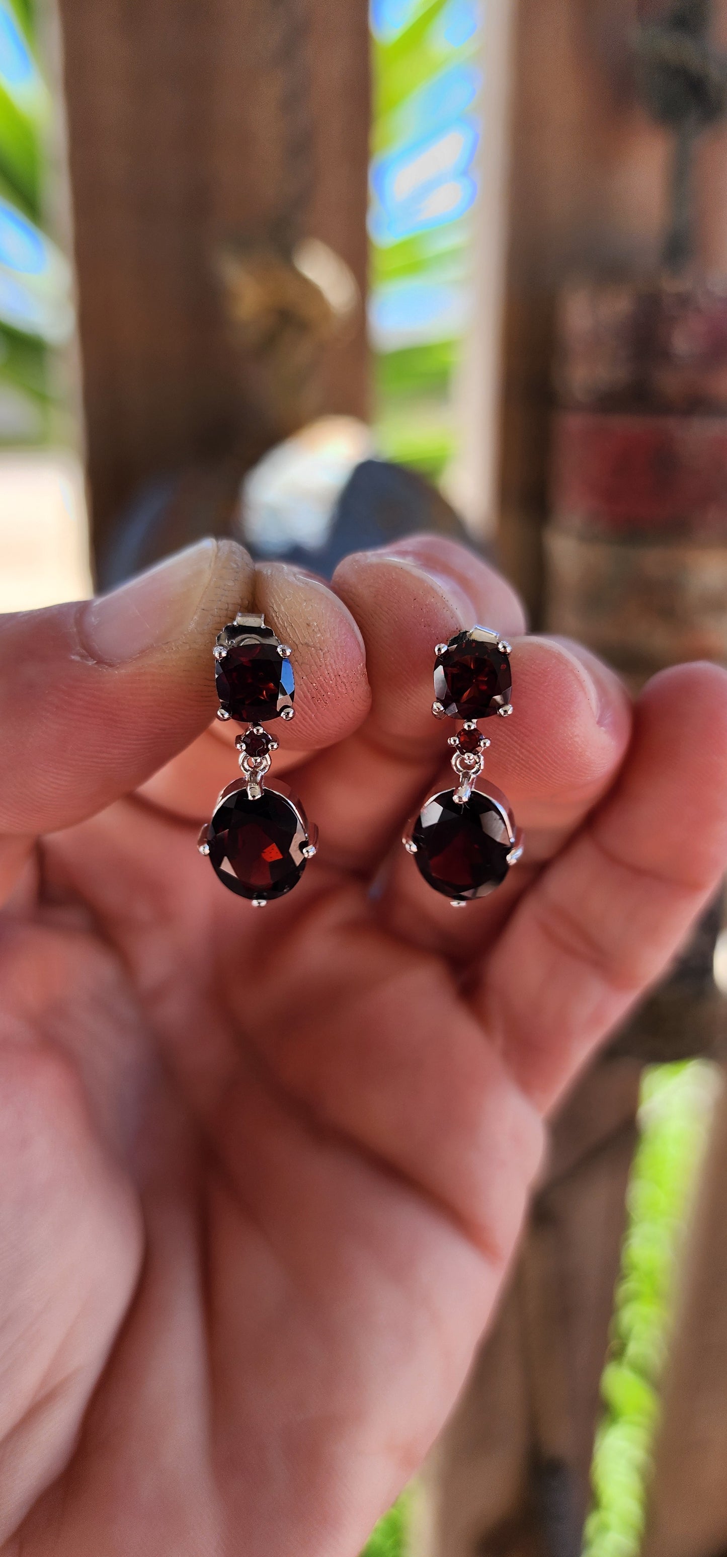 These dangle earrings are pure elegance with a touch of fire!
Each earring features a harmonious arrangement of three garnet gemstones in distinct cuts, creating a timeless yet unique design.