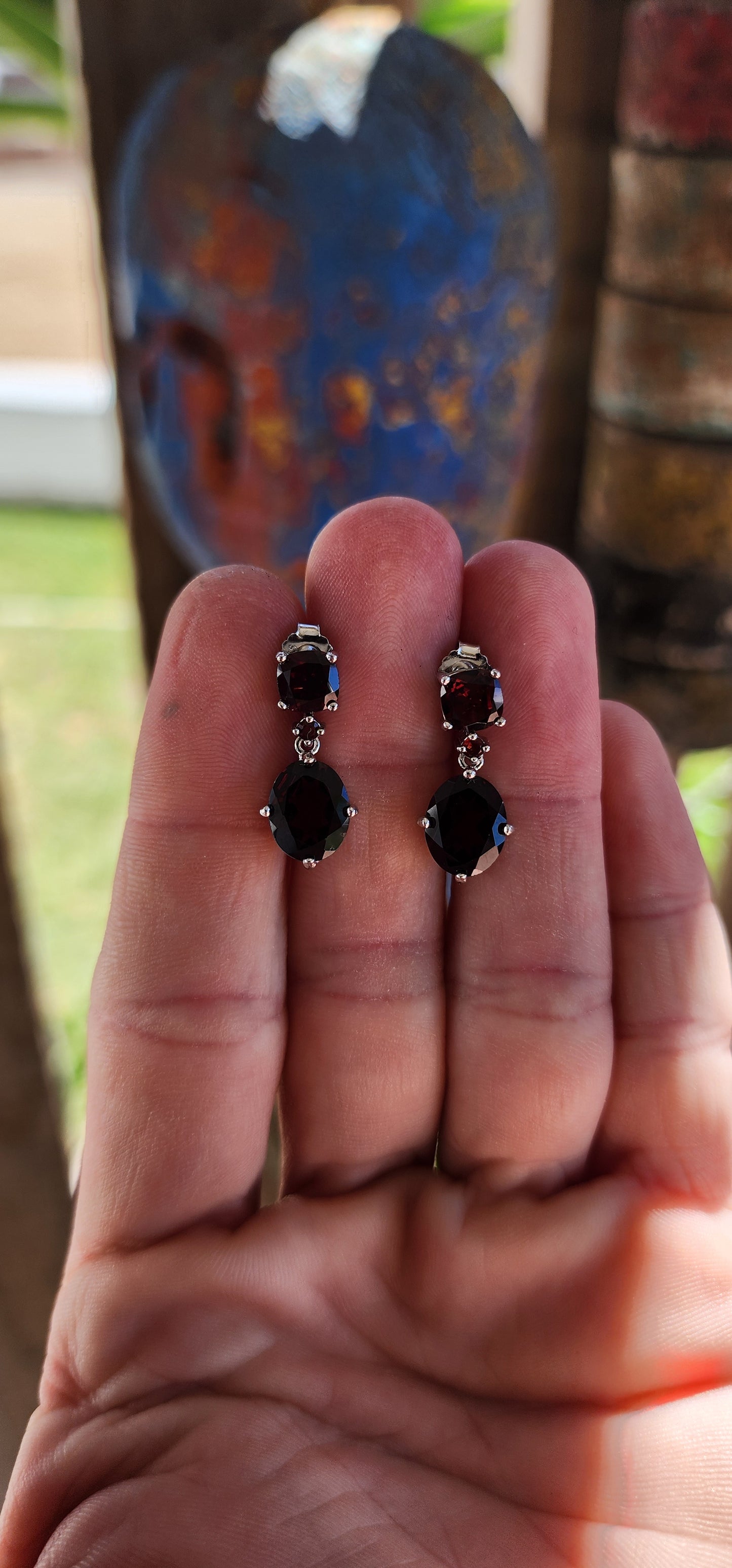 These dangle earrings are pure elegance with a touch of fire!
Each earring features a harmonious arrangement of three garnet gemstones in distinct cuts, creating a timeless yet unique design.