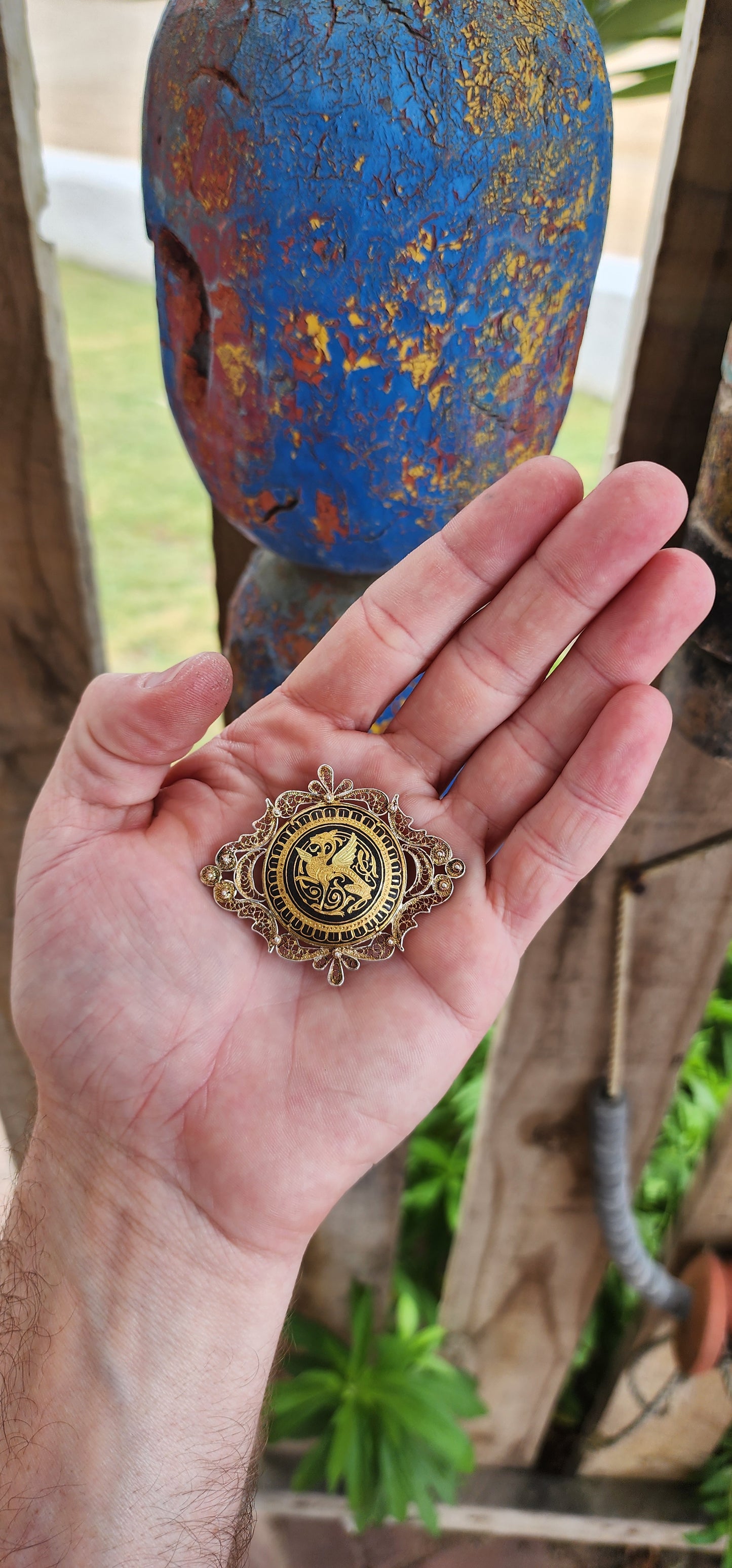 "Mother of Dragons".This brooch is a captivating example of vintage 1960s Toledo damascene craftsmanship, elevated by its ornate sterling silver filigree frame.