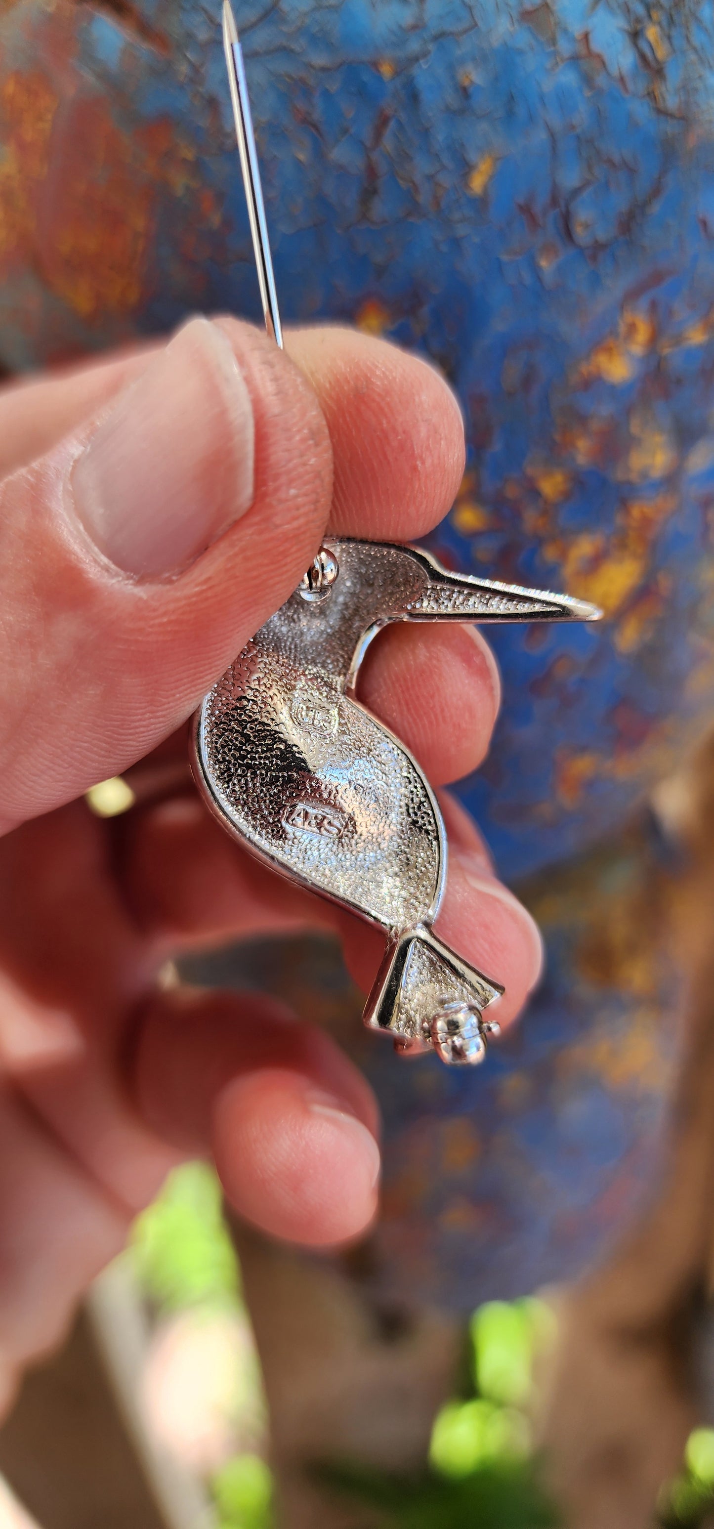 This vintage 1980s kingfisher brooch by Attwood and Sawyer is an elegant and detailed piece that reflects the refined craftsmanship and nature-inspired designs characteristic of the brand.