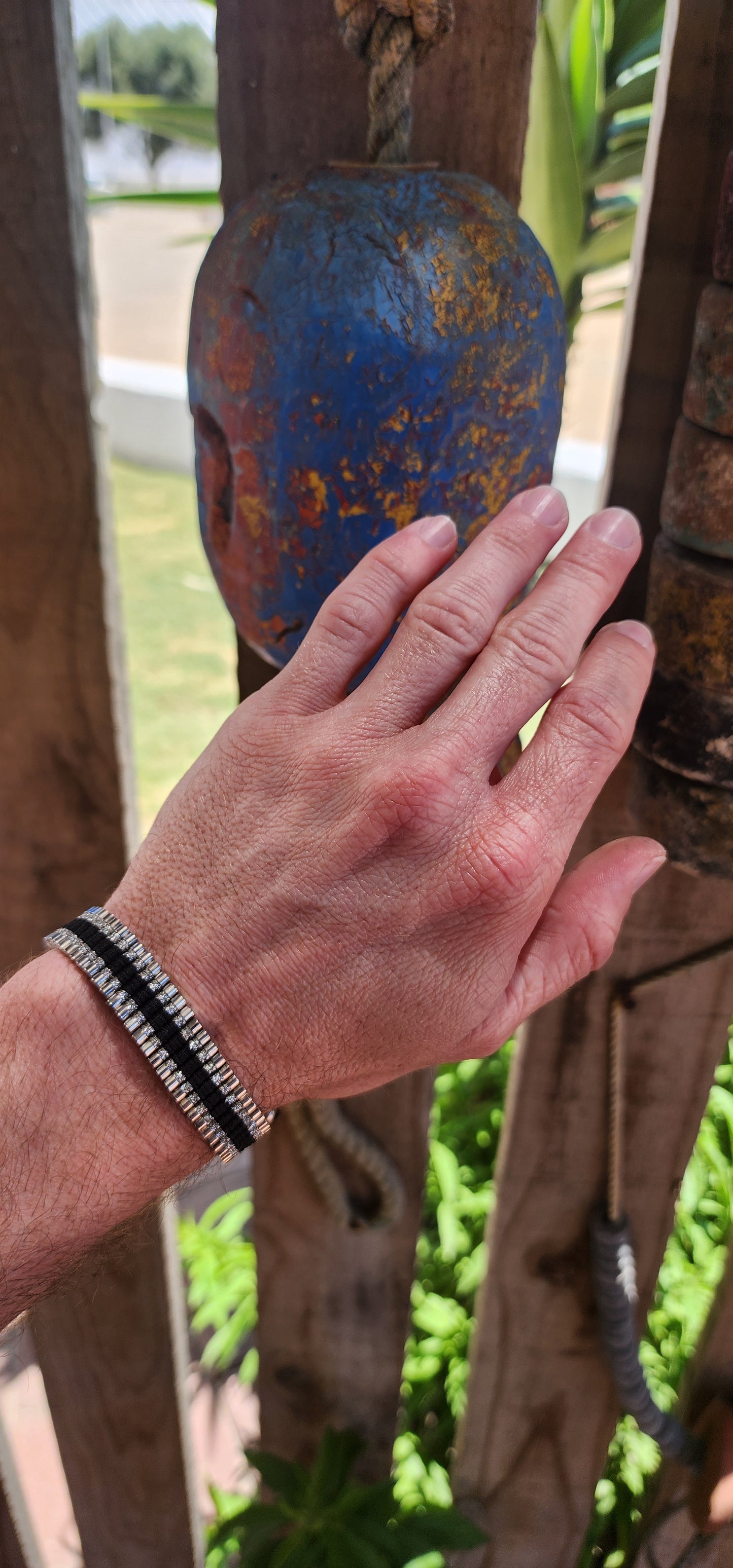 This unisex Links of London Limited Edition Friendship Bracelet is an elegant and refined take on the classic friendship bracelet, blending artisanal craftsmanship with a sophisticated modern design.