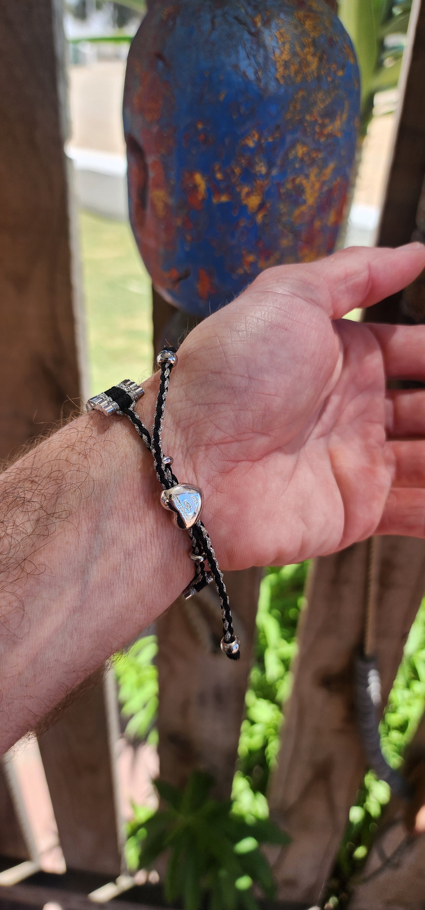 This unisex Links of London Limited Edition Friendship Bracelet is an elegant and refined take on the classic friendship bracelet, blending artisanal craftsmanship with a sophisticated modern design.