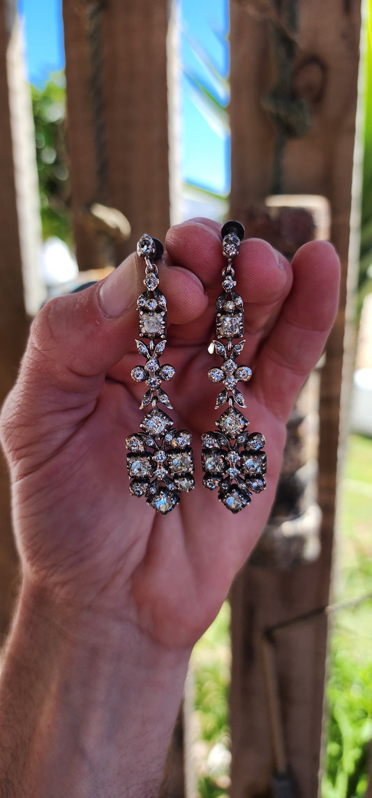 ULTRA RARE !!! These antique Giardinetti style screw-back drop earrings, dating from the late Georgian to early Victorian era (circa 1790–1890), are a magnificent example of historical jewelry craftsmanship.