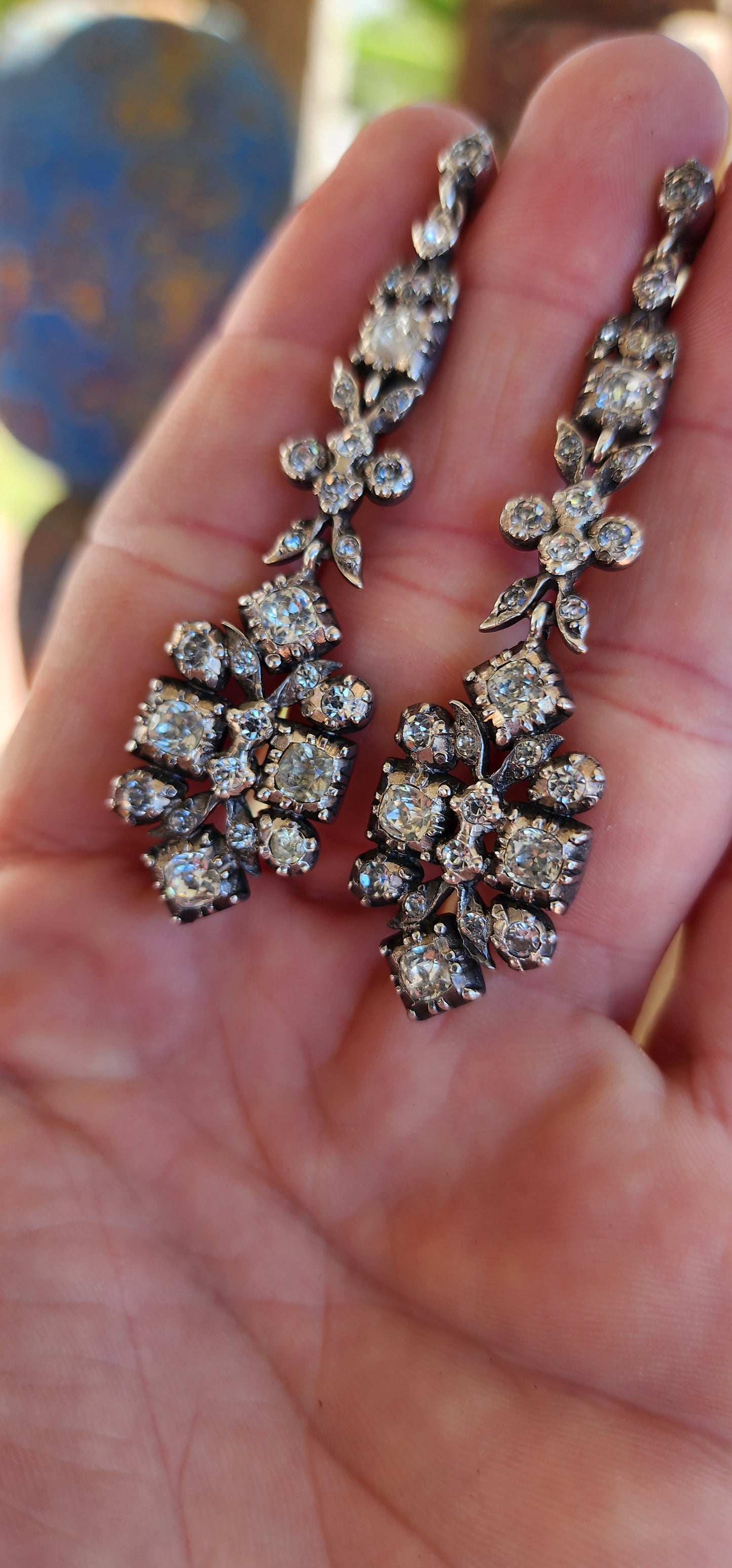 ULTRA RARE !!! These antique Giardinetti style screw-back drop earrings, dating from the late Georgian to early Victorian era (circa 1790–1890), are a magnificent example of historical jewelry craftsmanship.