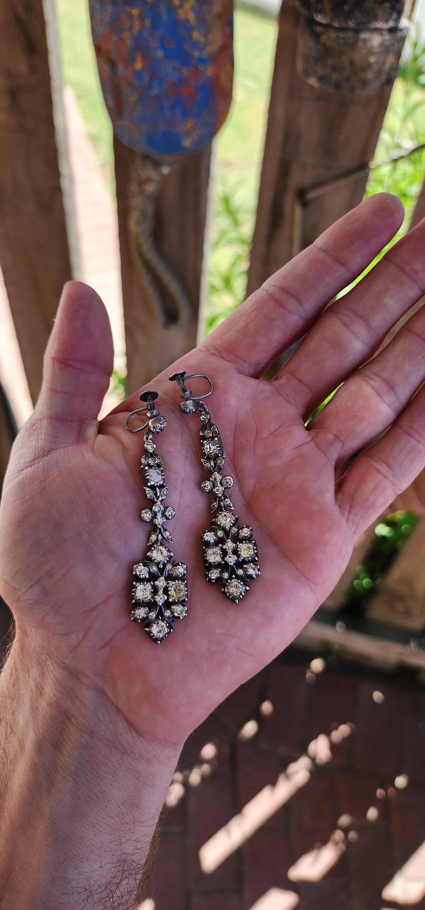 ULTRA RARE !!! These antique Giardinetti style screw-back drop earrings, dating from the late Georgian to early Victorian era (circa 1790–1890), are a magnificent example of historical jewelry craftsmanship.