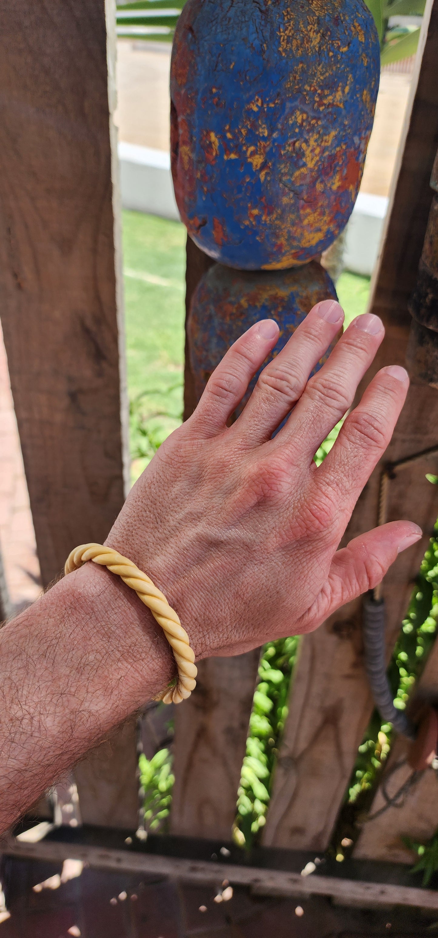 This antique pre-ban hand-carved ivory bangle is a remarkable example of skilled craftsmanship and timeless beauty.