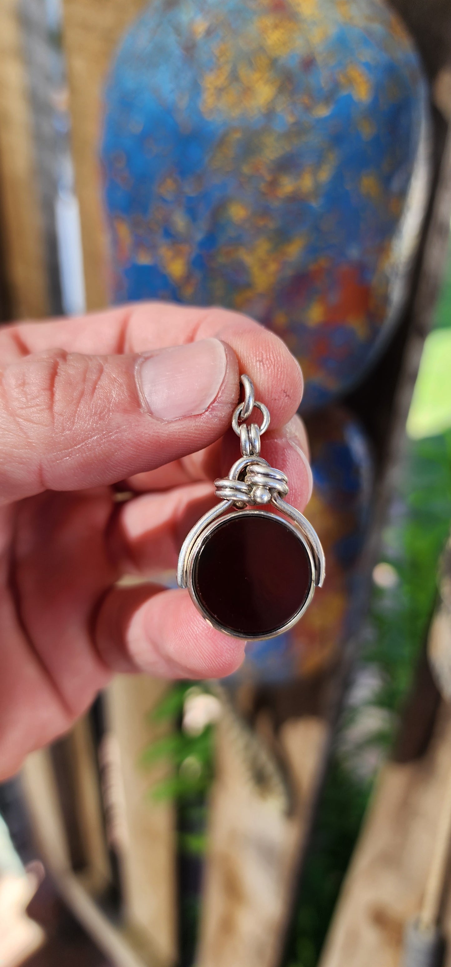 This Edwardian swivel fob seal pendant, crafted around 1904, is a stunning example of both fine craftsmanship and versatile design.