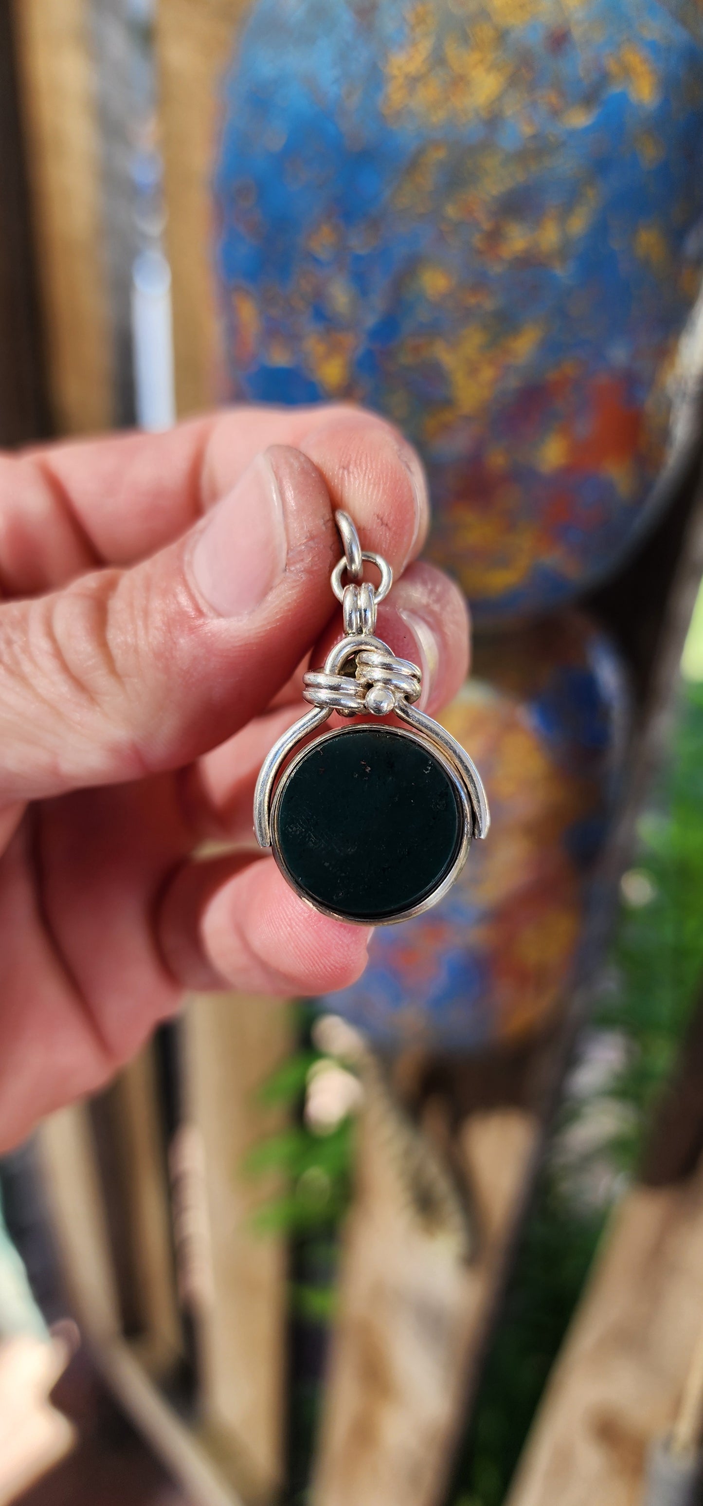 This Edwardian swivel fob seal pendant, crafted around 1904, is a stunning example of both fine craftsmanship and versatile design.