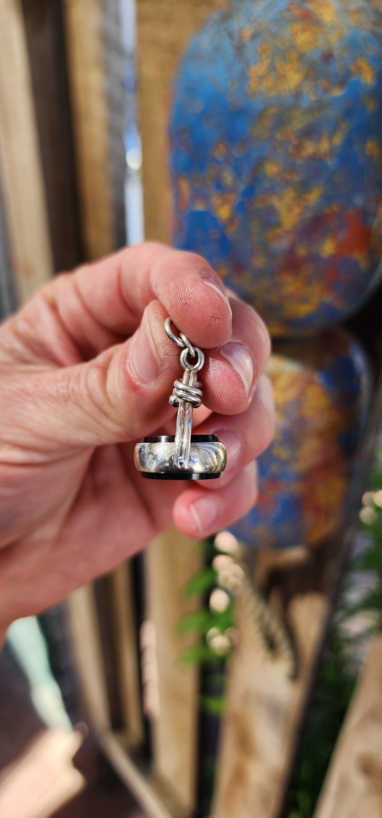 This Edwardian swivel fob seal pendant, crafted around 1904, is a stunning example of both fine craftsmanship and versatile design.