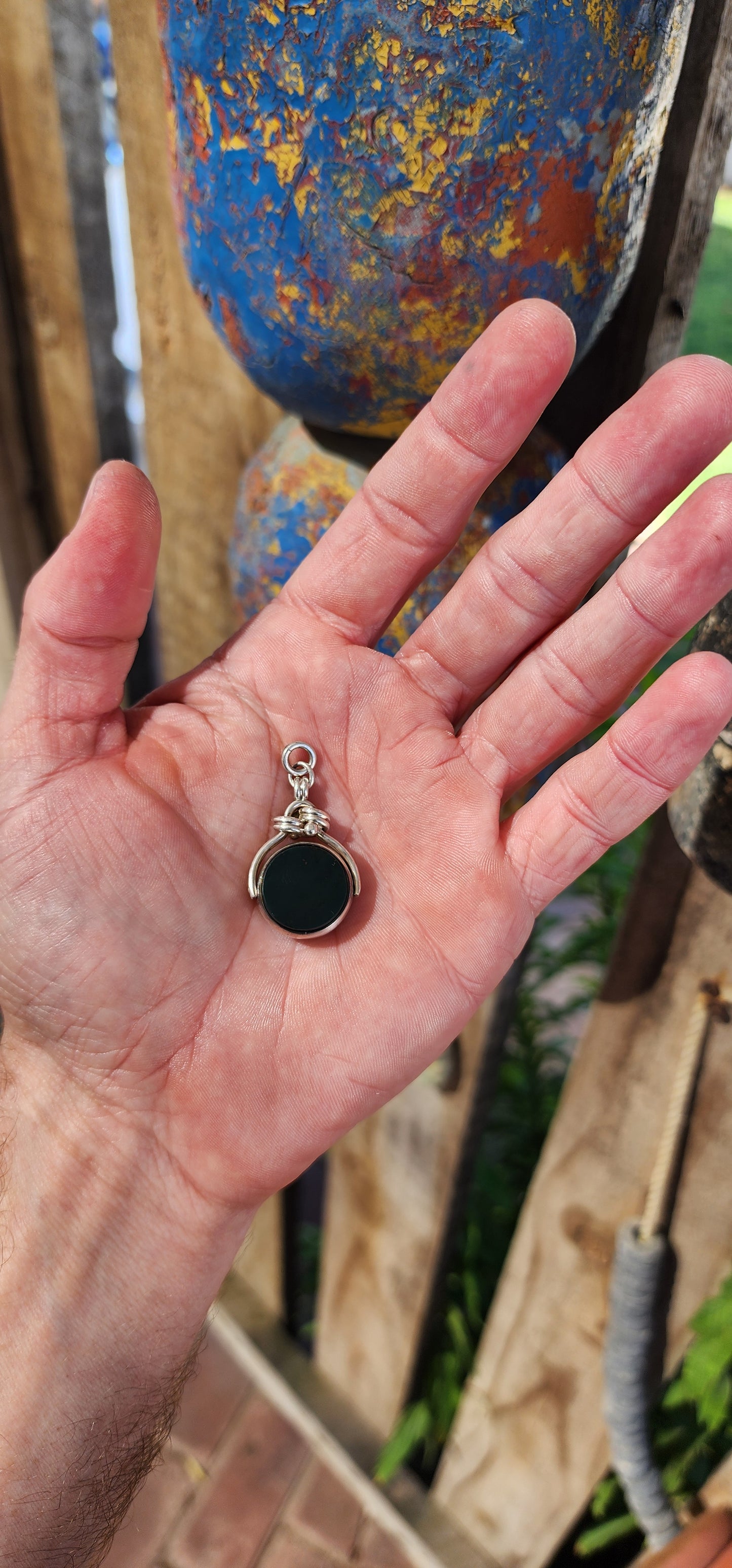 This Edwardian swivel fob seal pendant, crafted around 1904, is a stunning example of both fine craftsmanship and versatile design.