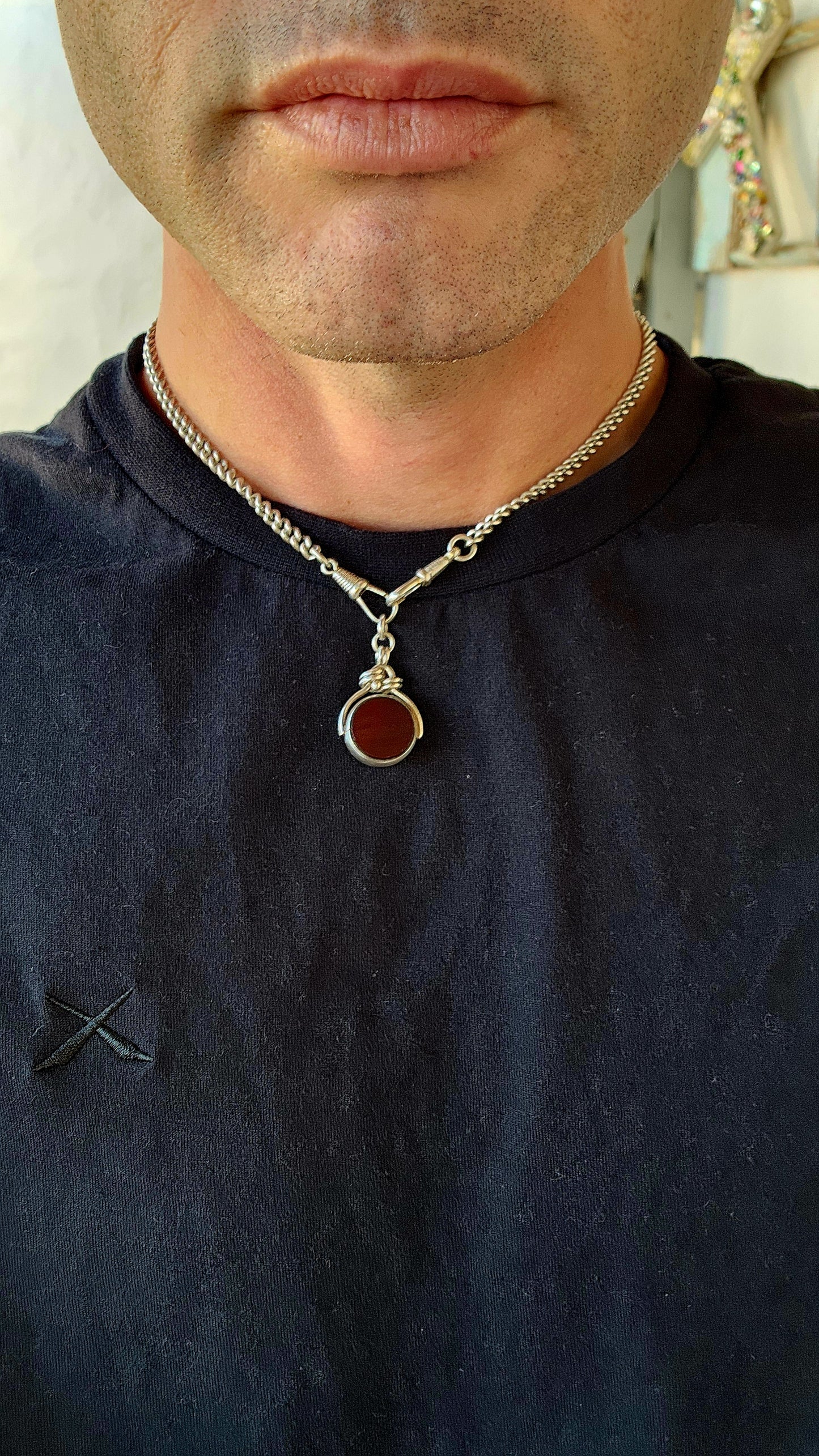 This Edwardian swivel fob seal pendant, crafted around 1904, is a stunning example of both fine craftsmanship and versatile design.