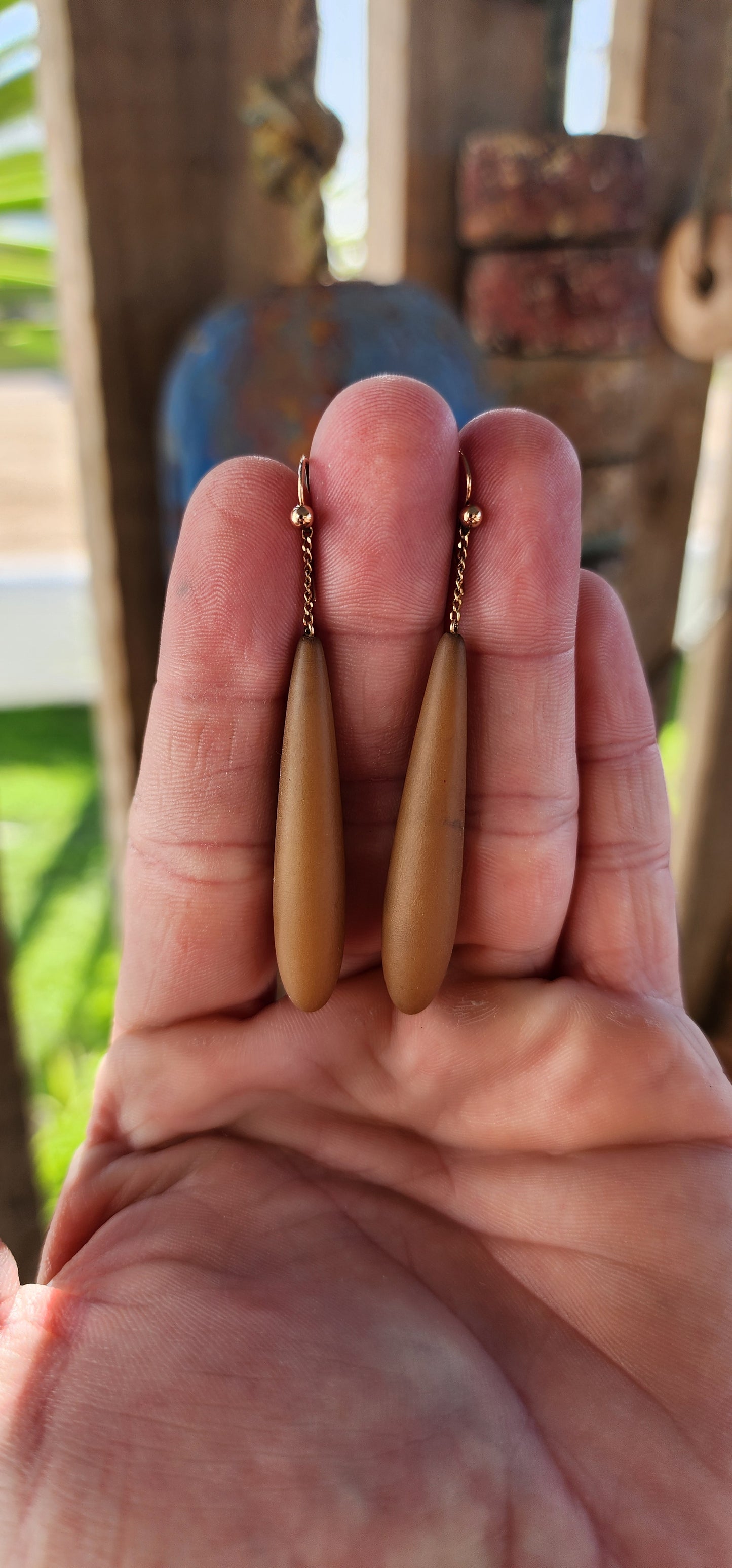 These antique Edwardian-era 9ct rose gold and caramel brown Bakelite torpedo drop earrings are a rare and stunning find that perfectly embody the elegance and craftsmanship of early 20th-century jewelry.
