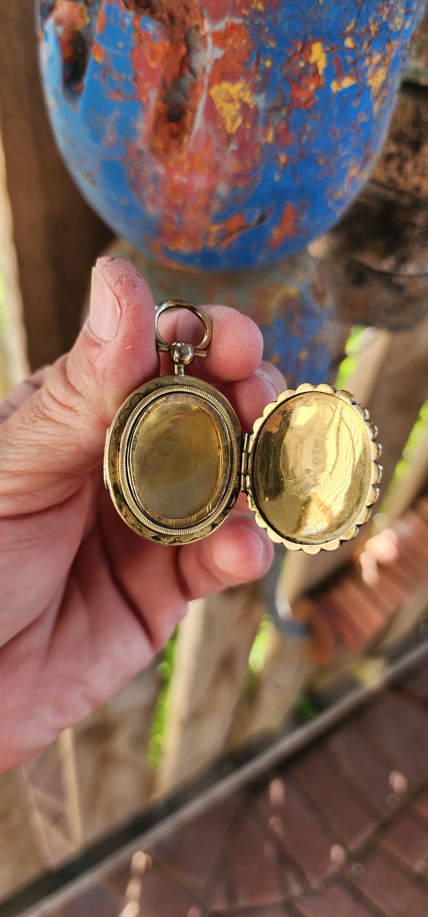 This Antique Victorian-era oval-shaped pinchbeck double keepsake locket is a beautiful and historically significant piece that embodies the sentimental and intricate craftsmanship of the 19th century.