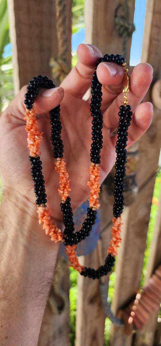 Step into the bold elegance of vintage 1970s flair with this sensational extra-length twist necklace, a true statement piece that fuses natural beauty with retro sophistication.