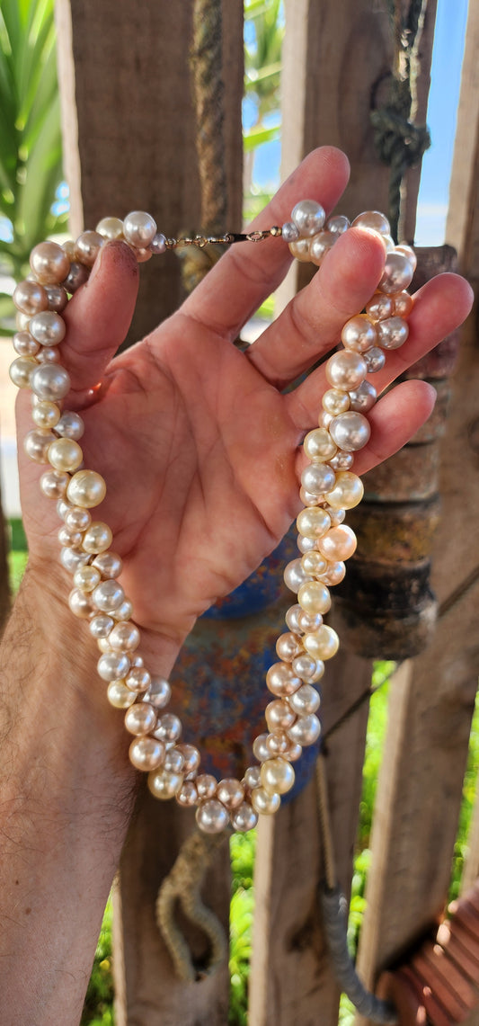 This playful vintage 1980s faux pearl necklace is what happens when elegance decides to let its hair down and throw a garden party! Featuring a joyous jumble of creamy vanilla, dreamy dove-grey, and soft peach faux pearls.