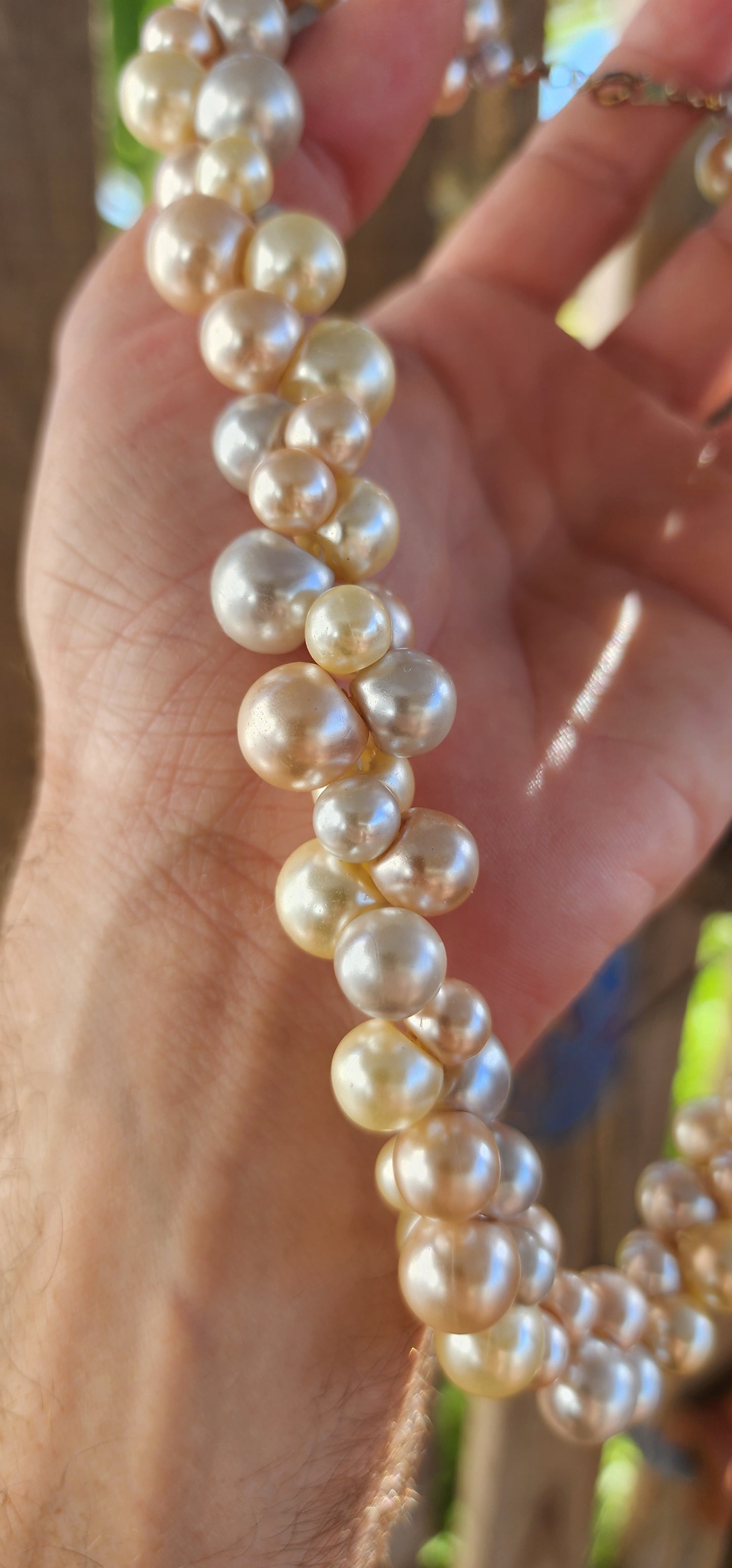 This playful vintage 1980s faux pearl necklace is what happens when elegance decides to let its hair down and throw a garden party! Featuring a joyous jumble of creamy vanilla, dreamy dove-grey, and soft peach faux pearls.