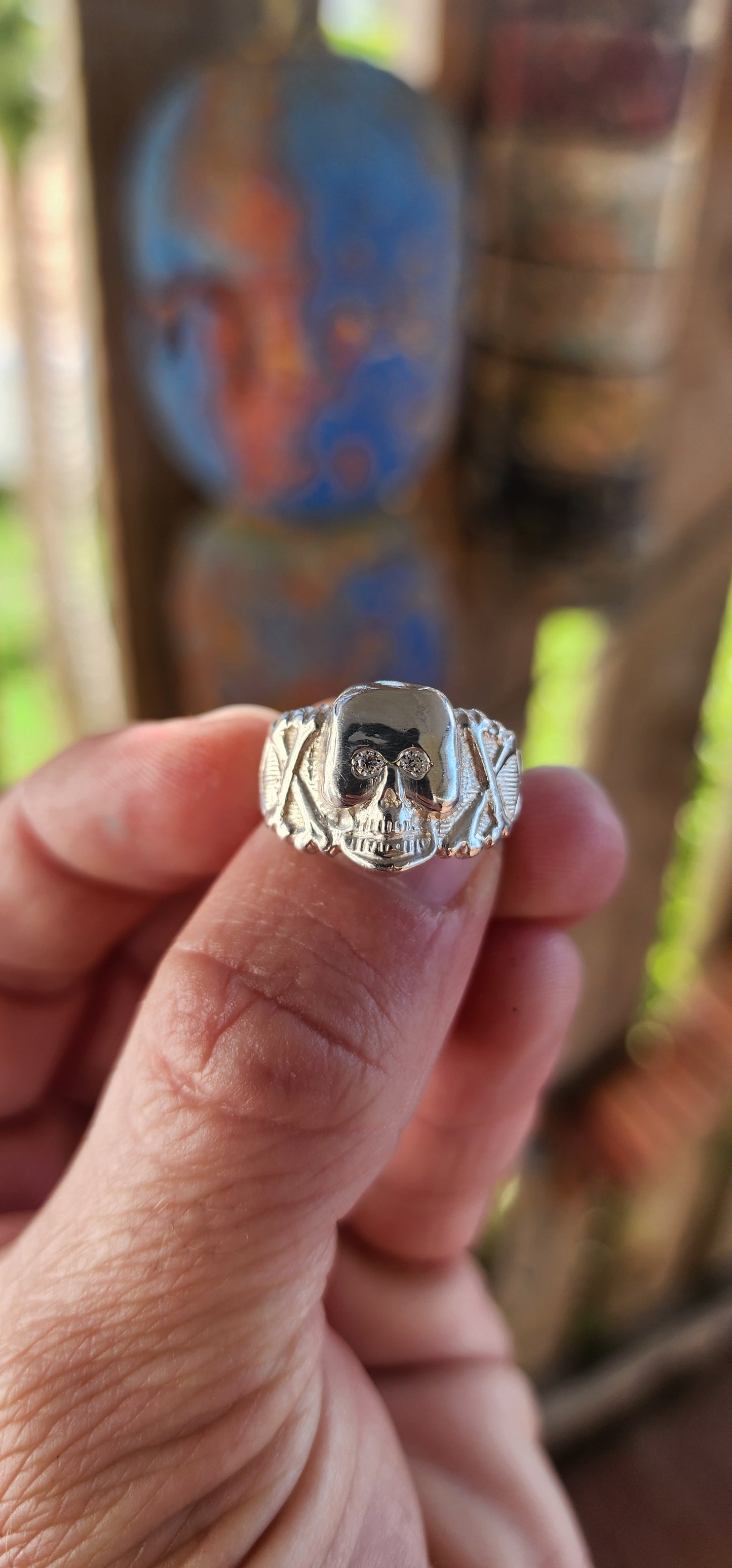 "The Captain’s Command"
A Sterling Silver Signet of the Sea-Roving Elite —
There are rings... and then there are legends forged in silver. This striking unisex vintage skull-and-bones ring is no ordinary adornment—it’s a relic fit for a sea captain.