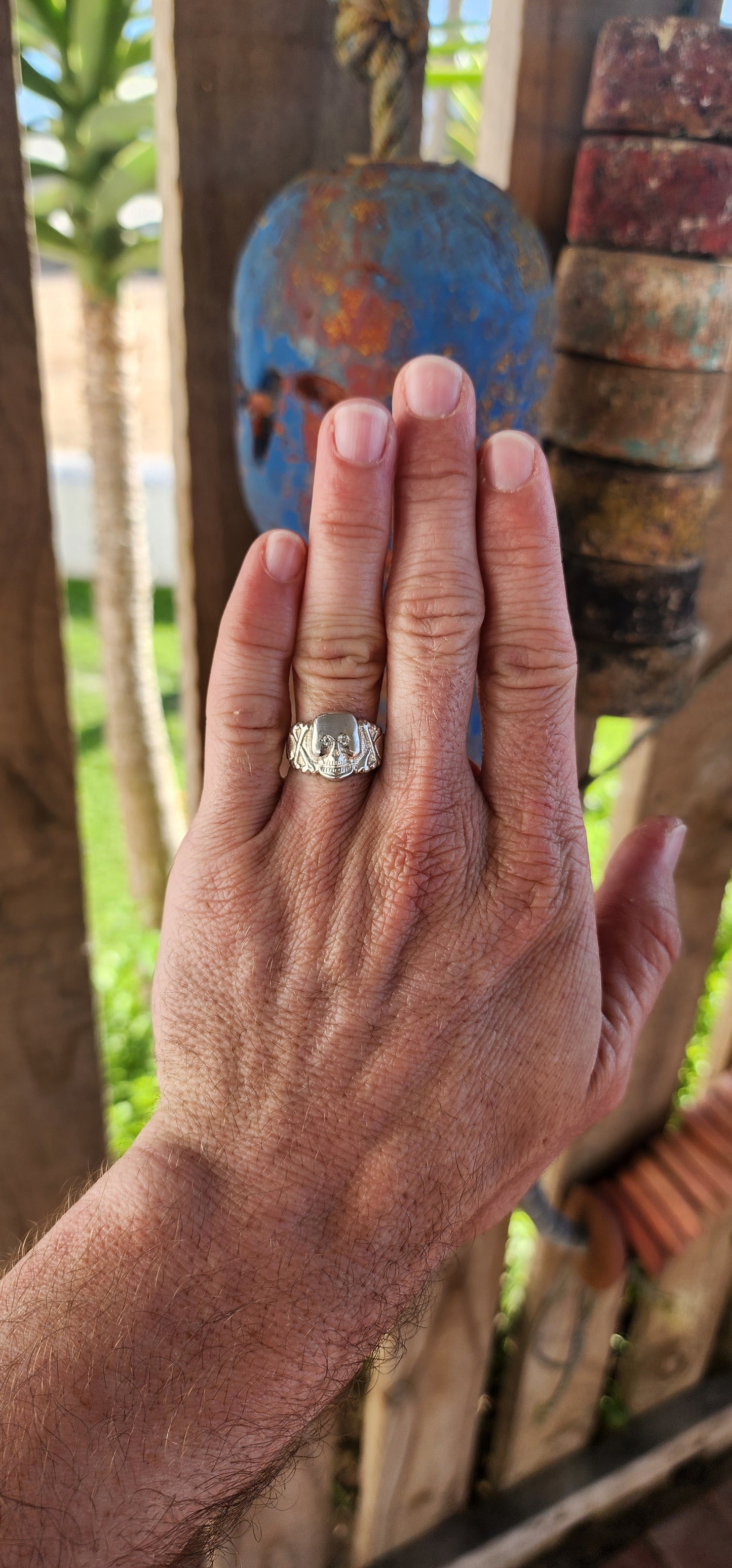"The Captain’s Command"
A Sterling Silver Signet of the Sea-Roving Elite —
There are rings... and then there are legends forged in silver. This striking unisex vintage skull-and-bones ring is no ordinary adornment—it’s a relic fit for a sea captain.
