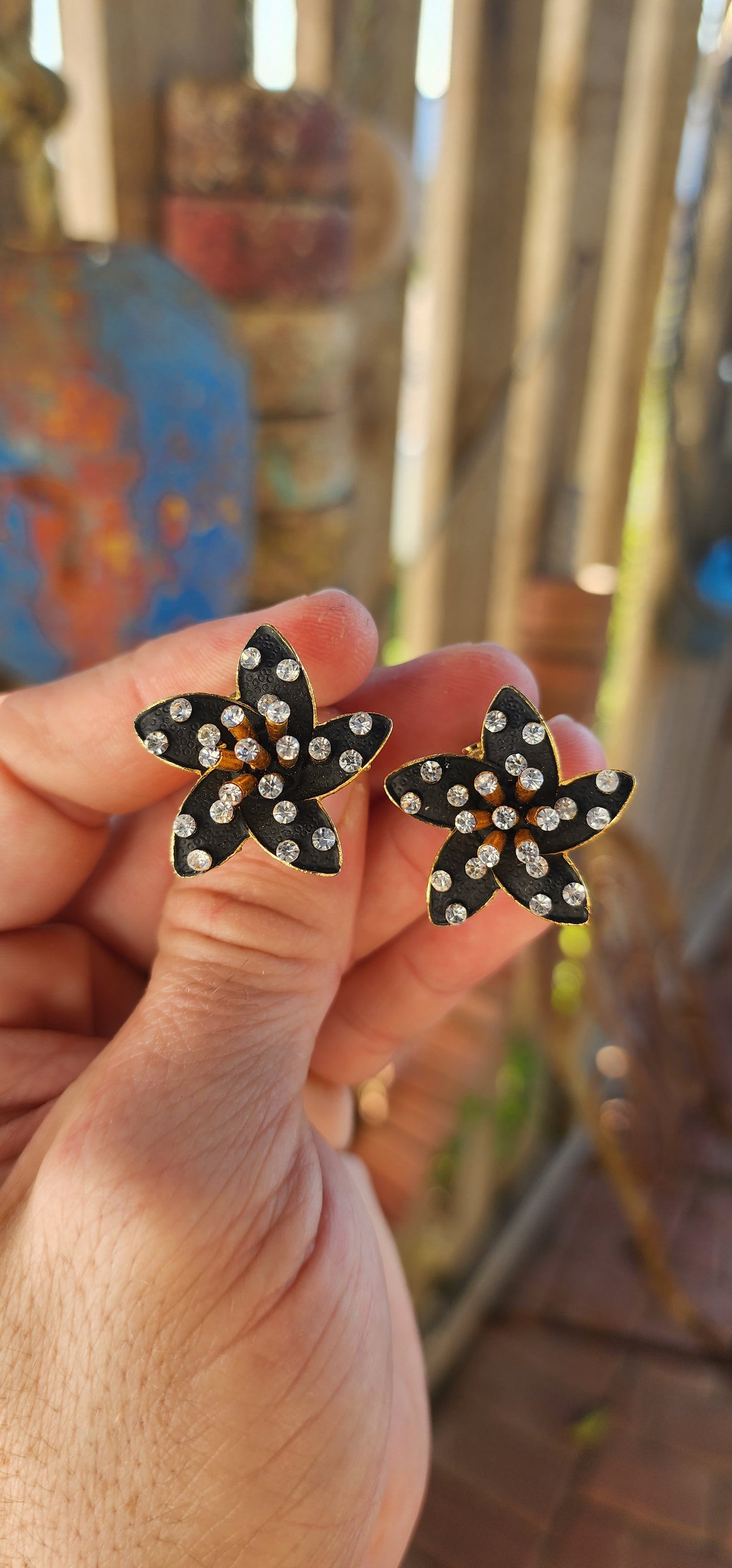 Get ready to bloom with sparkle!
These enchanting vintage 1960s costume clip-on earrings are little bursts of retro magic, shaped like whimsical five-petaled flowers.