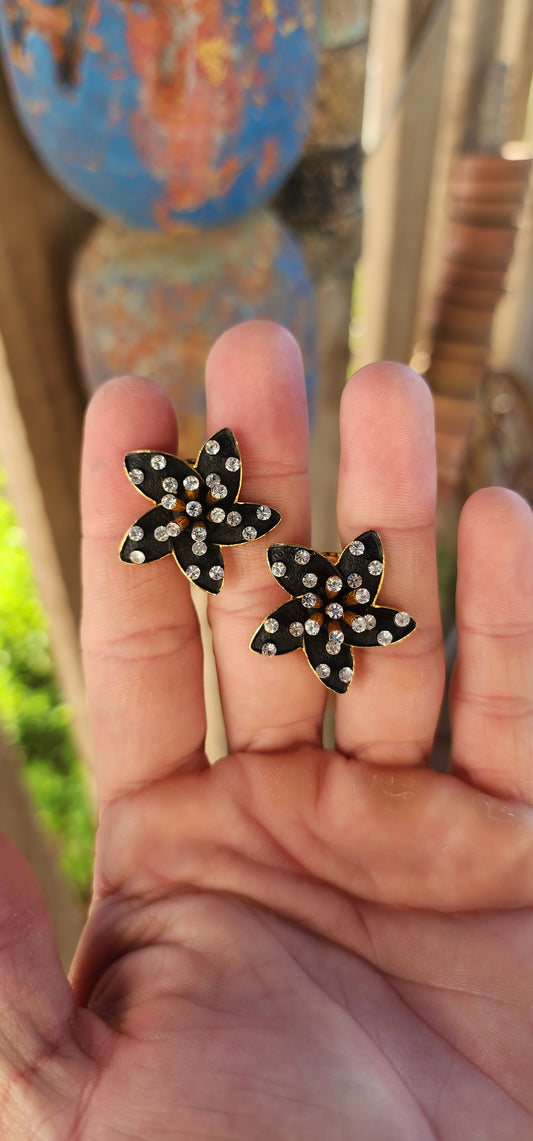 Get ready to bloom with sparkle!
These enchanting vintage 1960s costume clip-on earrings are little bursts of retro magic, shaped like whimsical five-petaled flowers.