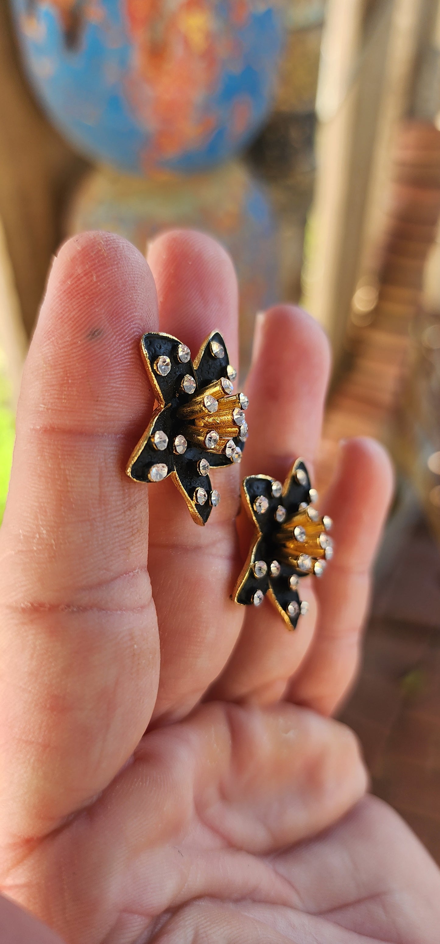 Get ready to bloom with sparkle!
These enchanting vintage 1960s costume clip-on earrings are little bursts of retro magic, shaped like whimsical five-petaled flowers.